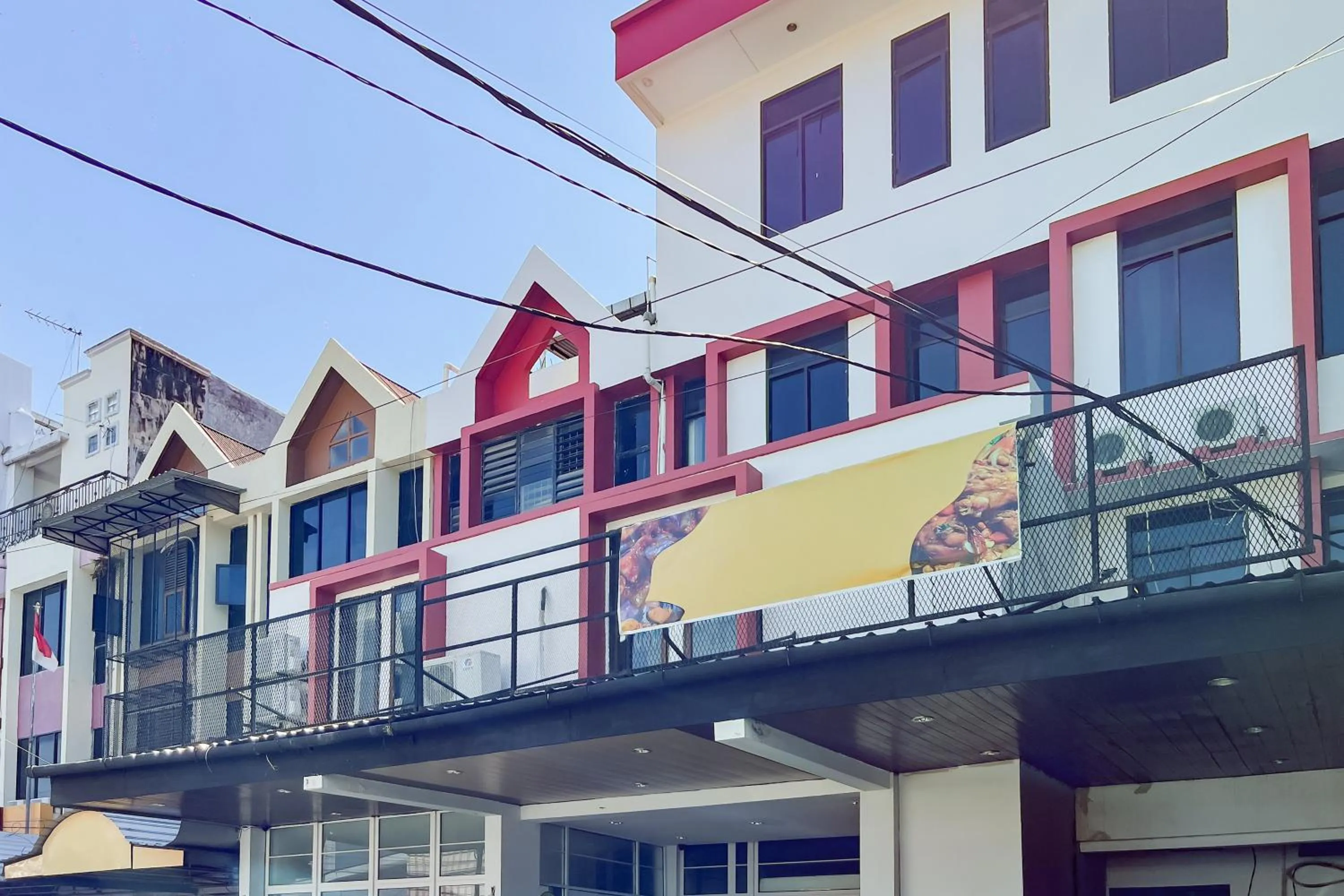 Facade/entrance in Urbanview Hotel Yasmin Makassar by RedDoorz