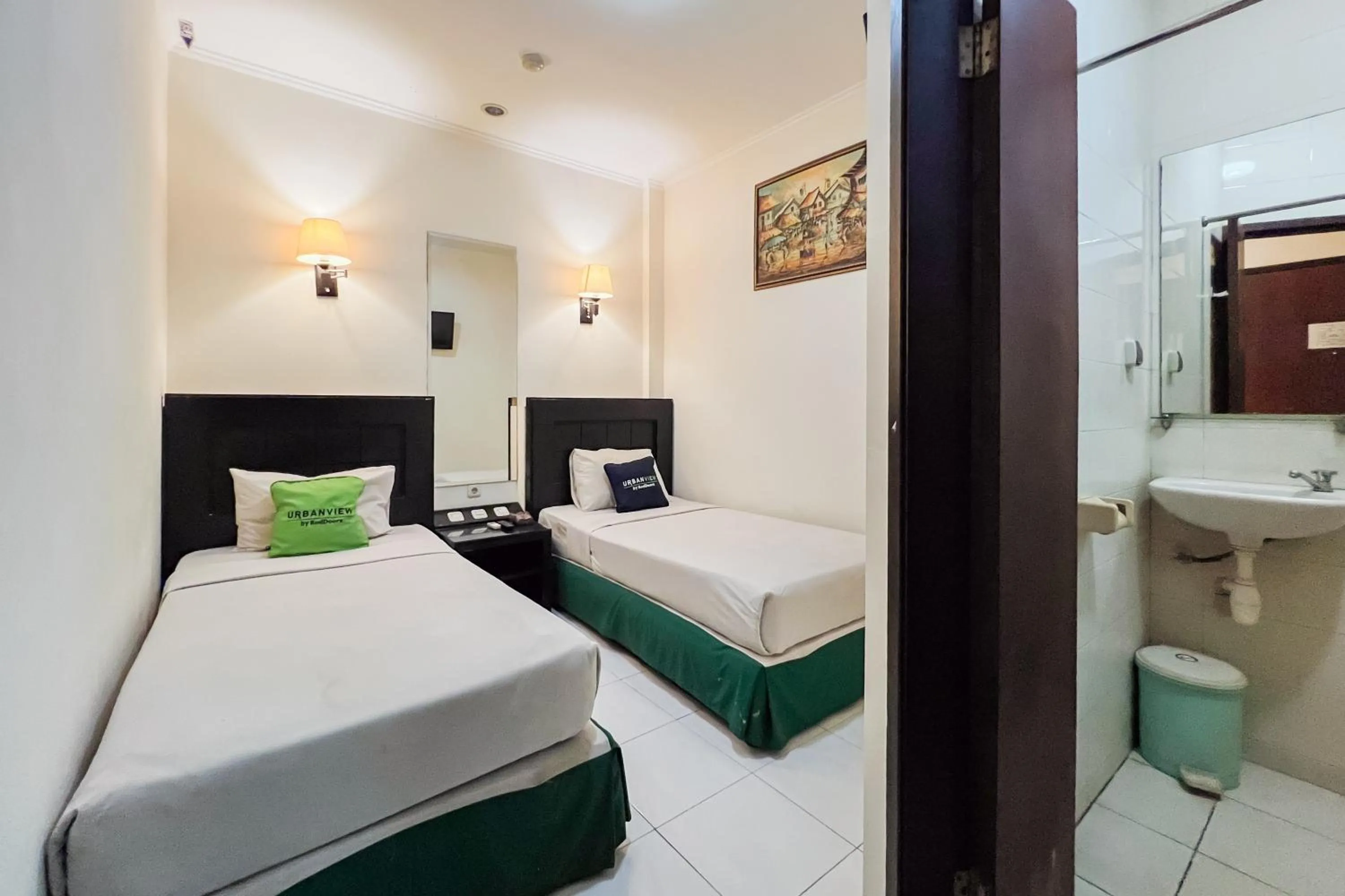 Bedroom, Bed in Urbanview Hotel Yasmin Makassar by RedDoorz