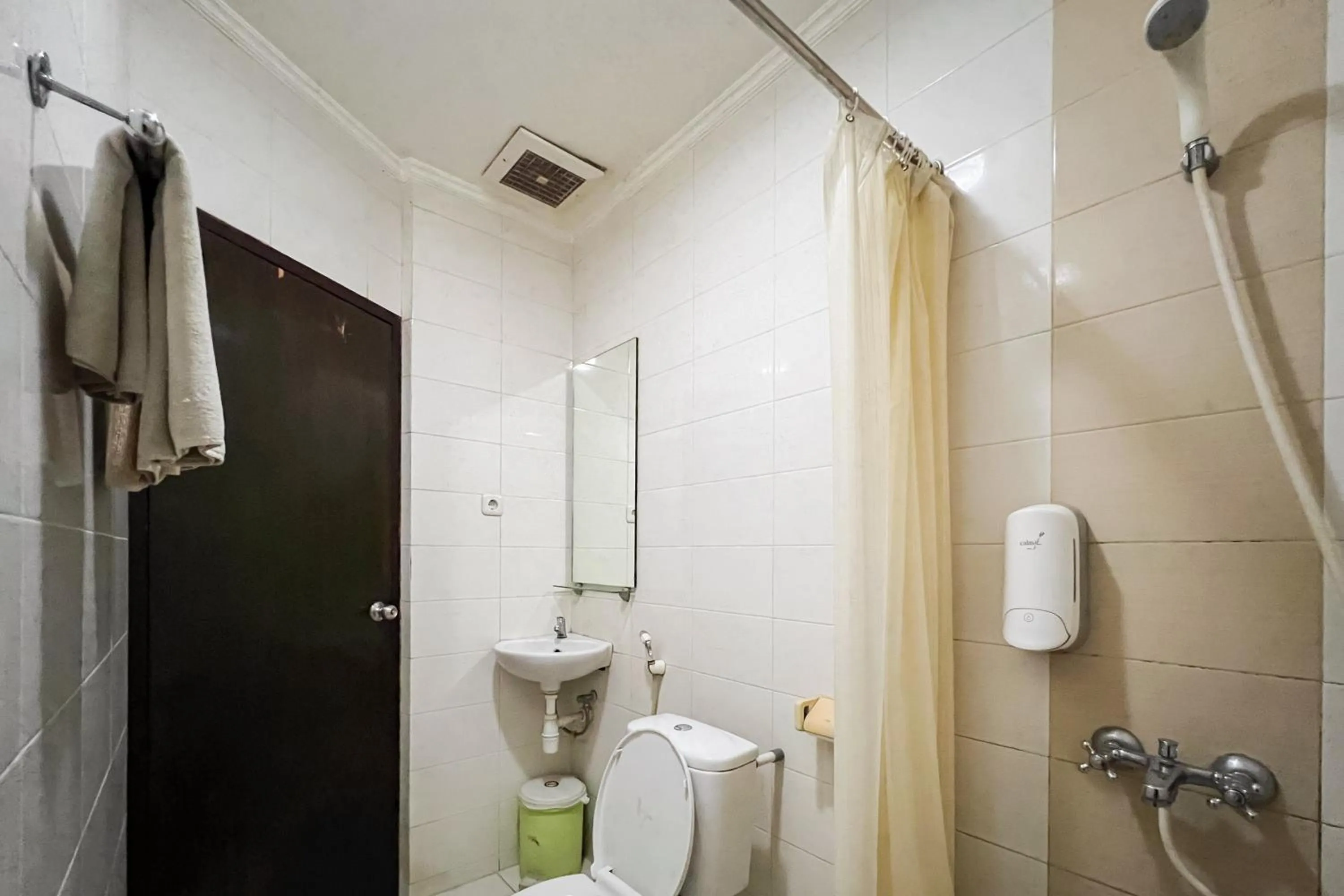 Bathroom in Urbanview Hotel Yasmin Makassar by RedDoorz