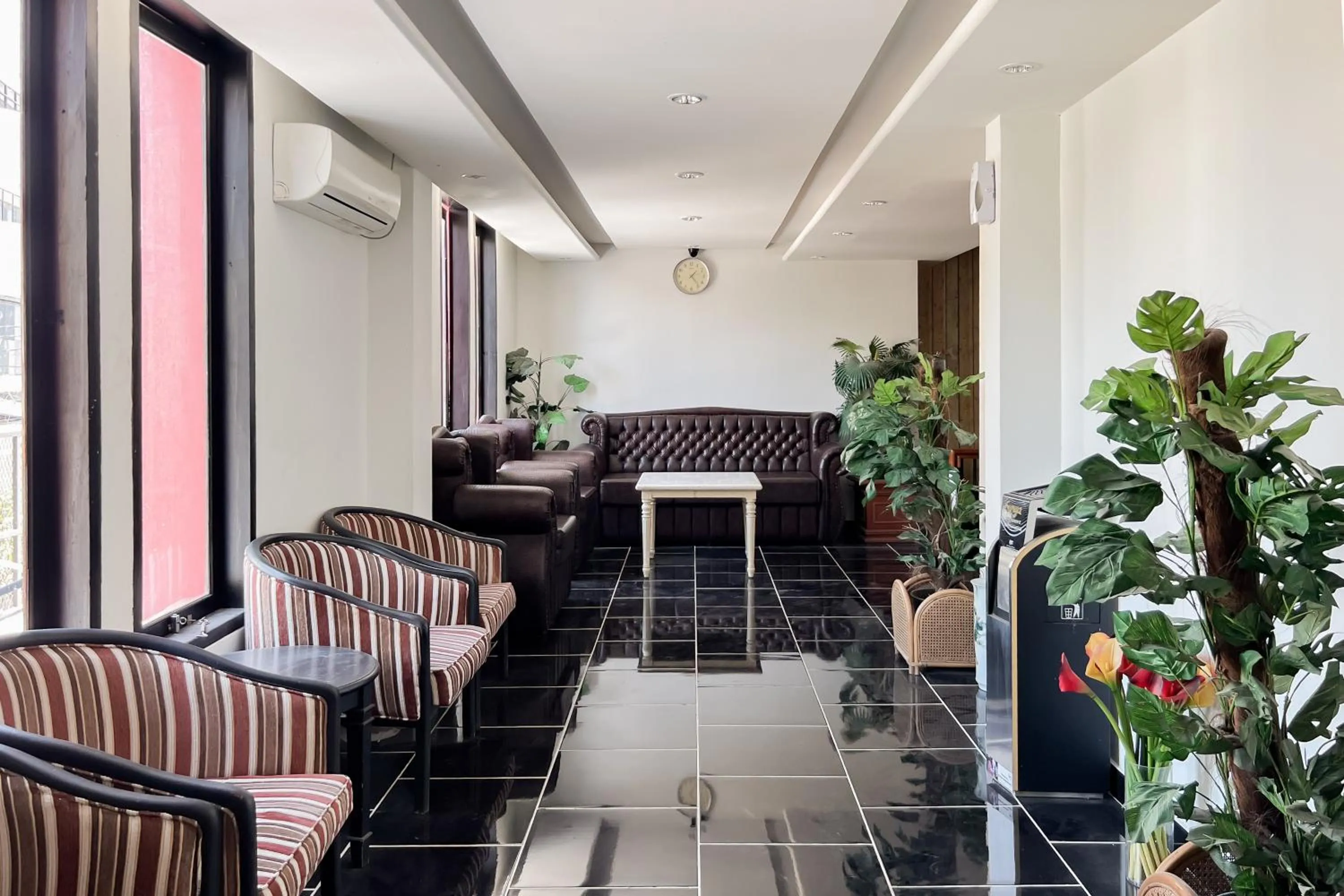 Seating area in Urbanview Hotel Yasmin Makassar by RedDoorz