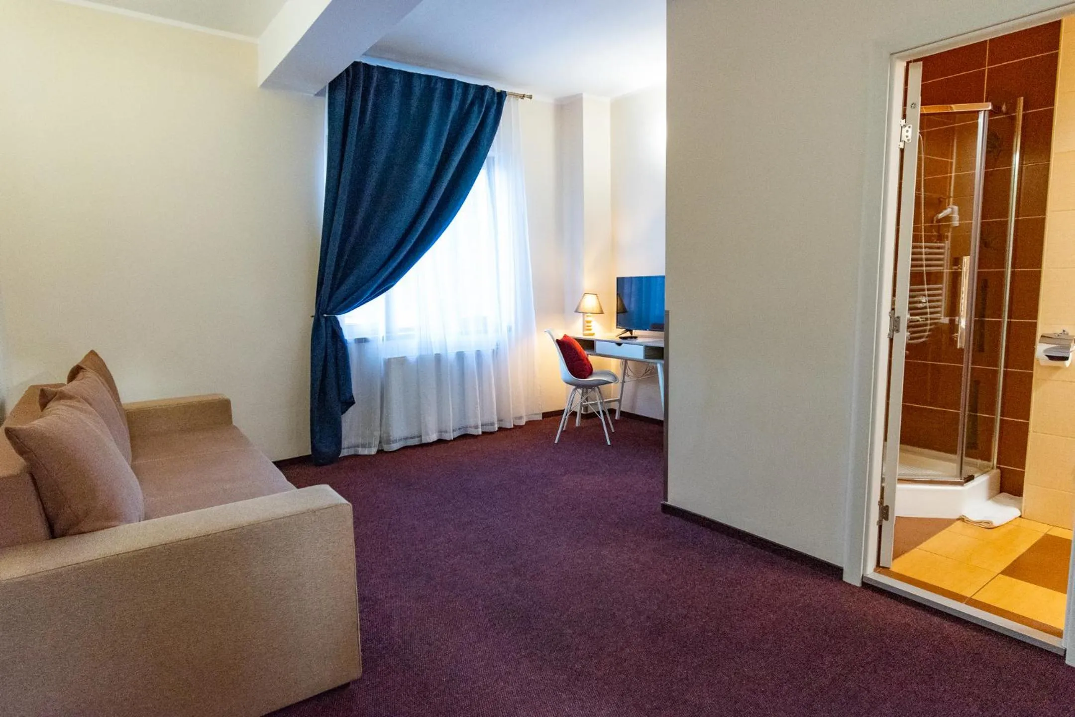 Photo of the whole room, Bed in Long Street Hotel