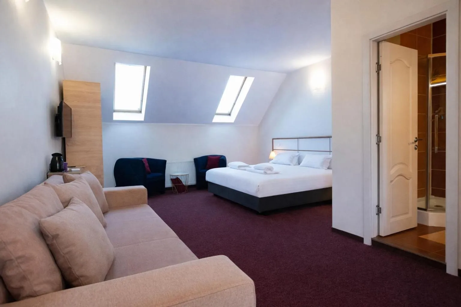 Photo of the whole room, Bed in Long Street Hotel