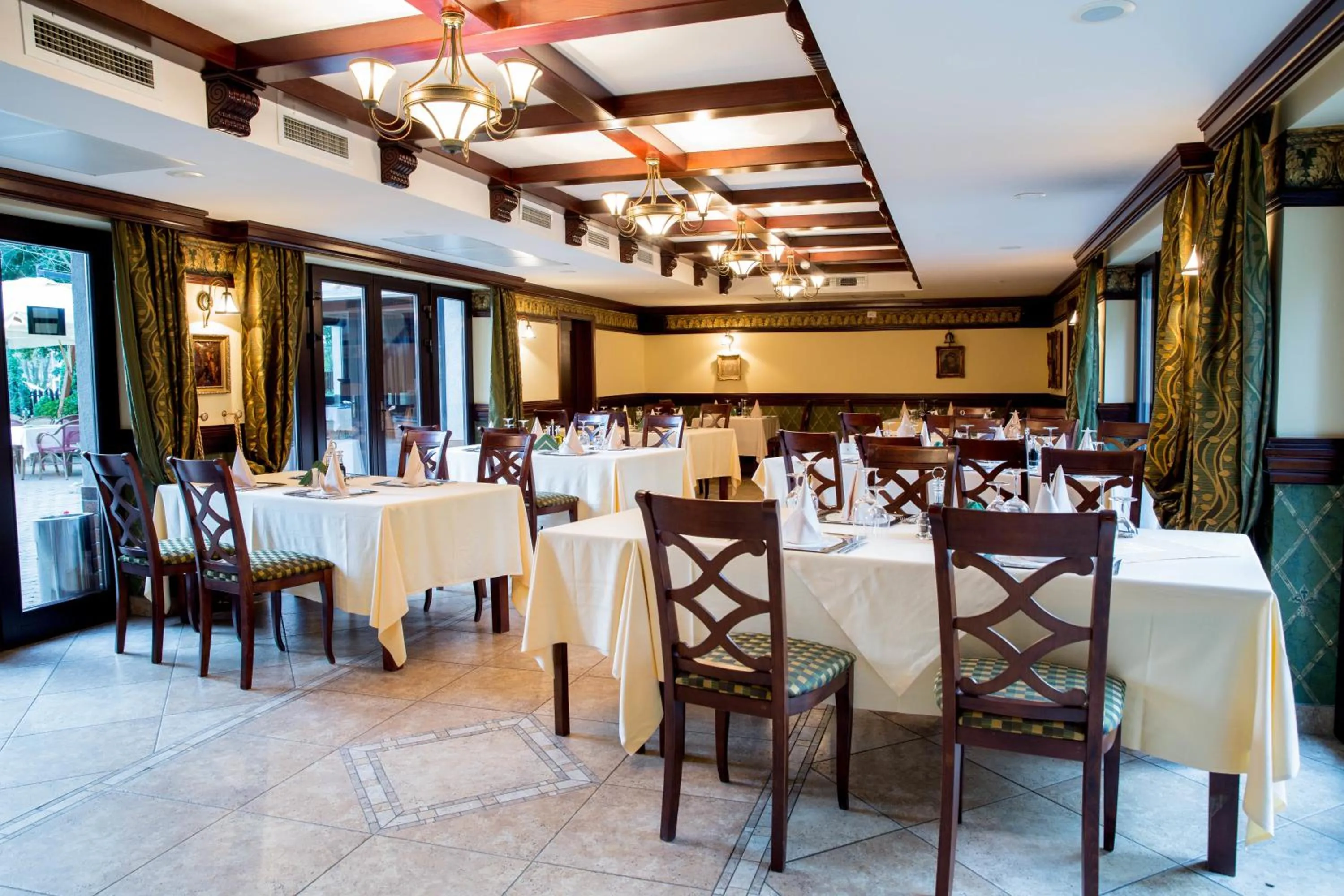 Restaurant/places to eat in Hotel Stejarul