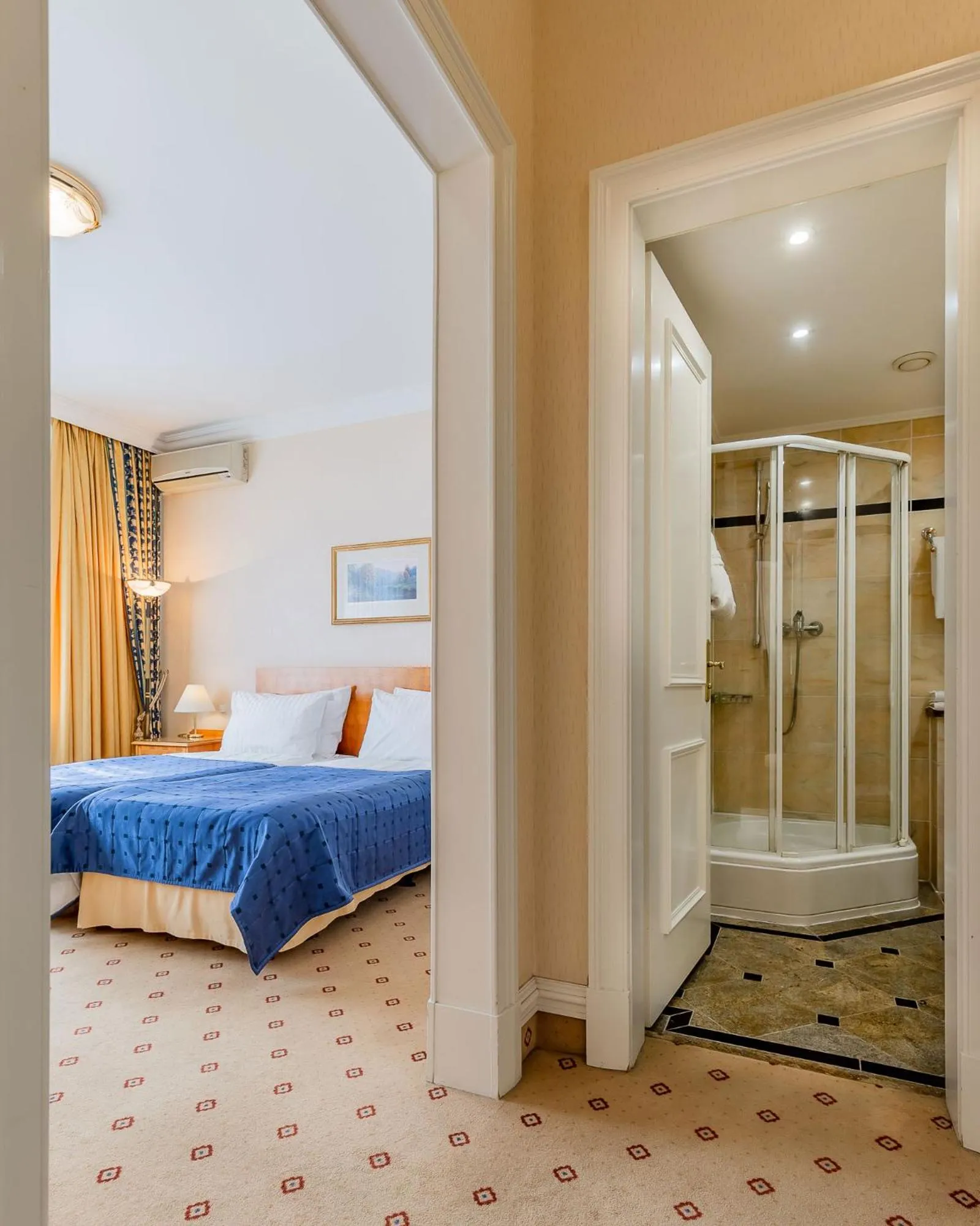 Bathroom, Bed in Natsionalny Hotel