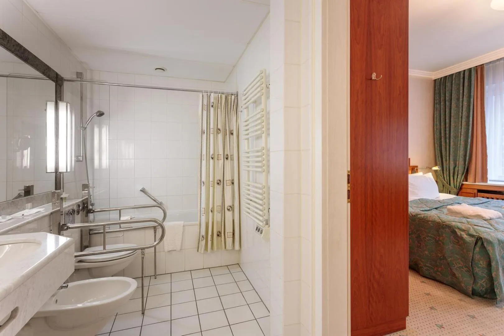 Bath, Bed in Natsionalny Hotel