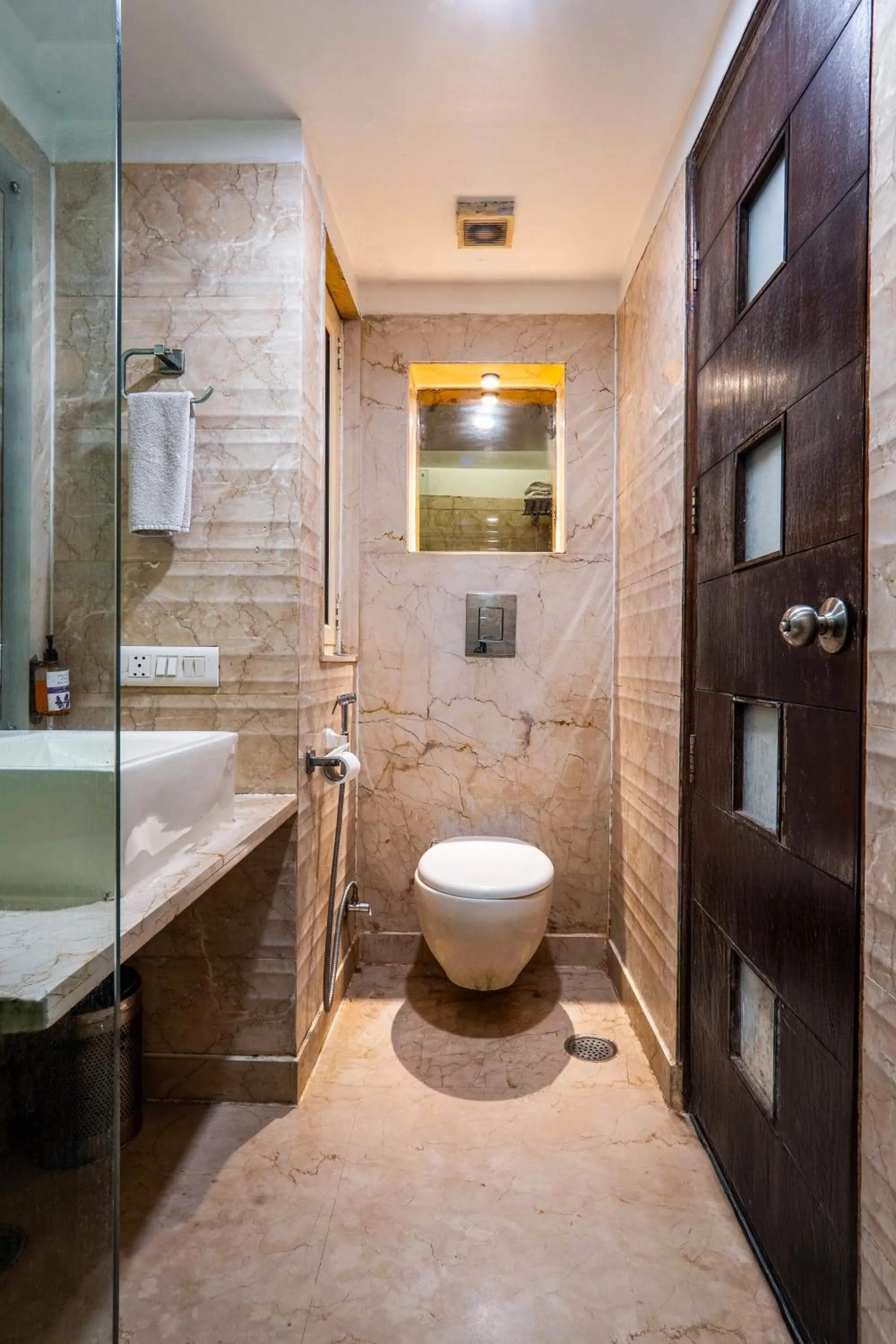 Bathroom in Hotel Le Roi Near New Delhi Railway Station