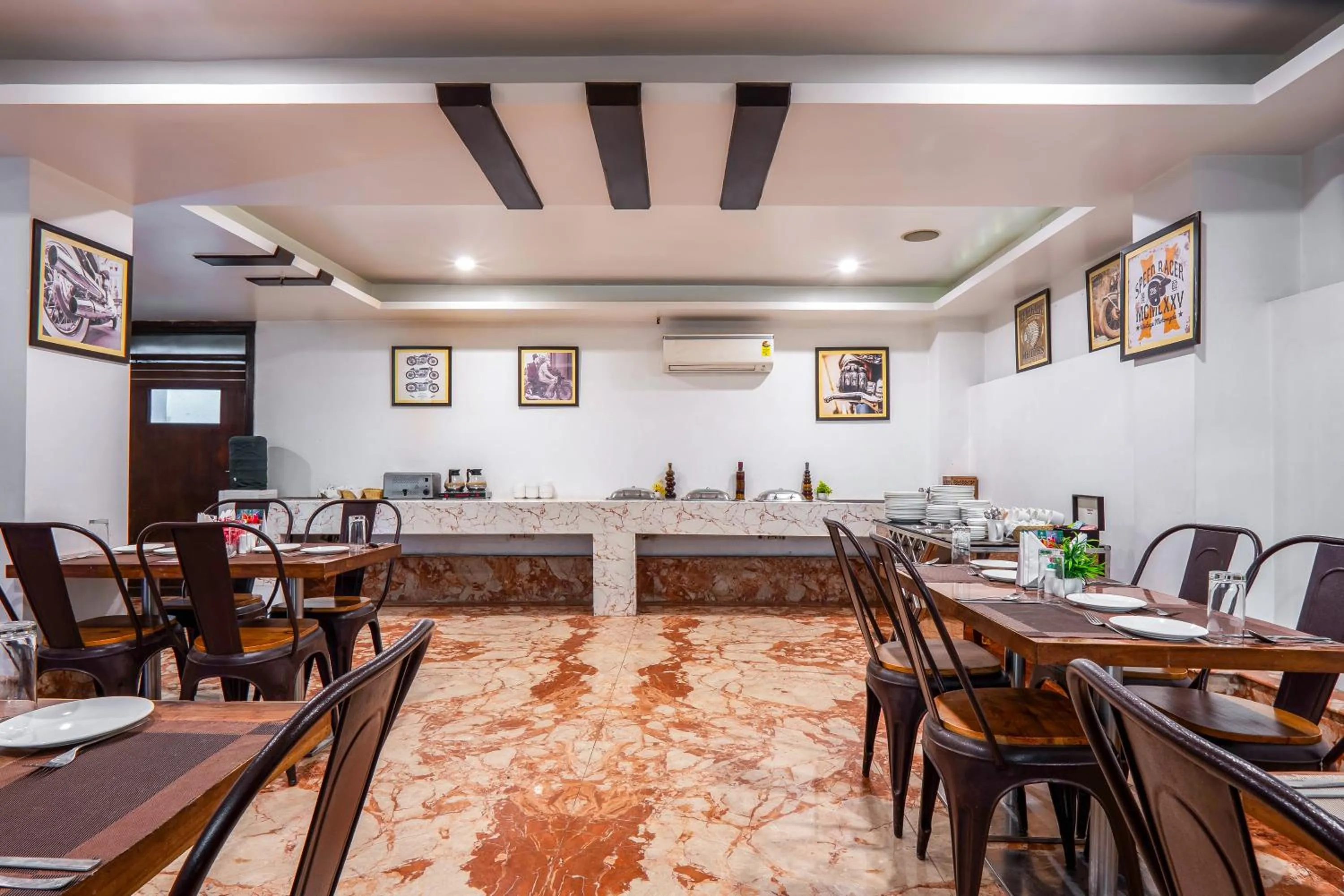 Restaurant/places to eat in Hotel Le Roi Near New Delhi Railway Station