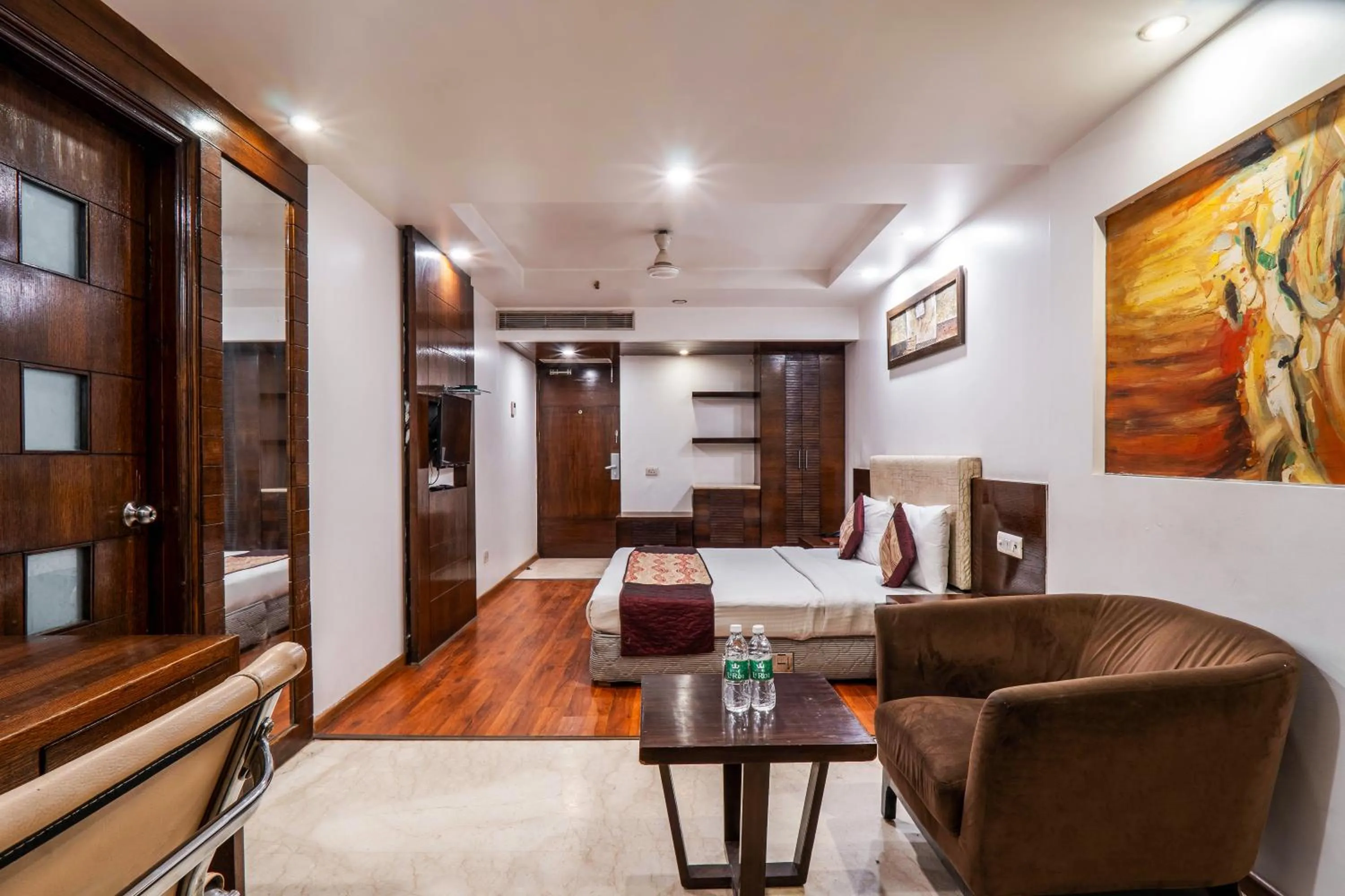 Bedroom, Bed in Hotel Le Roi Near New Delhi Railway Station