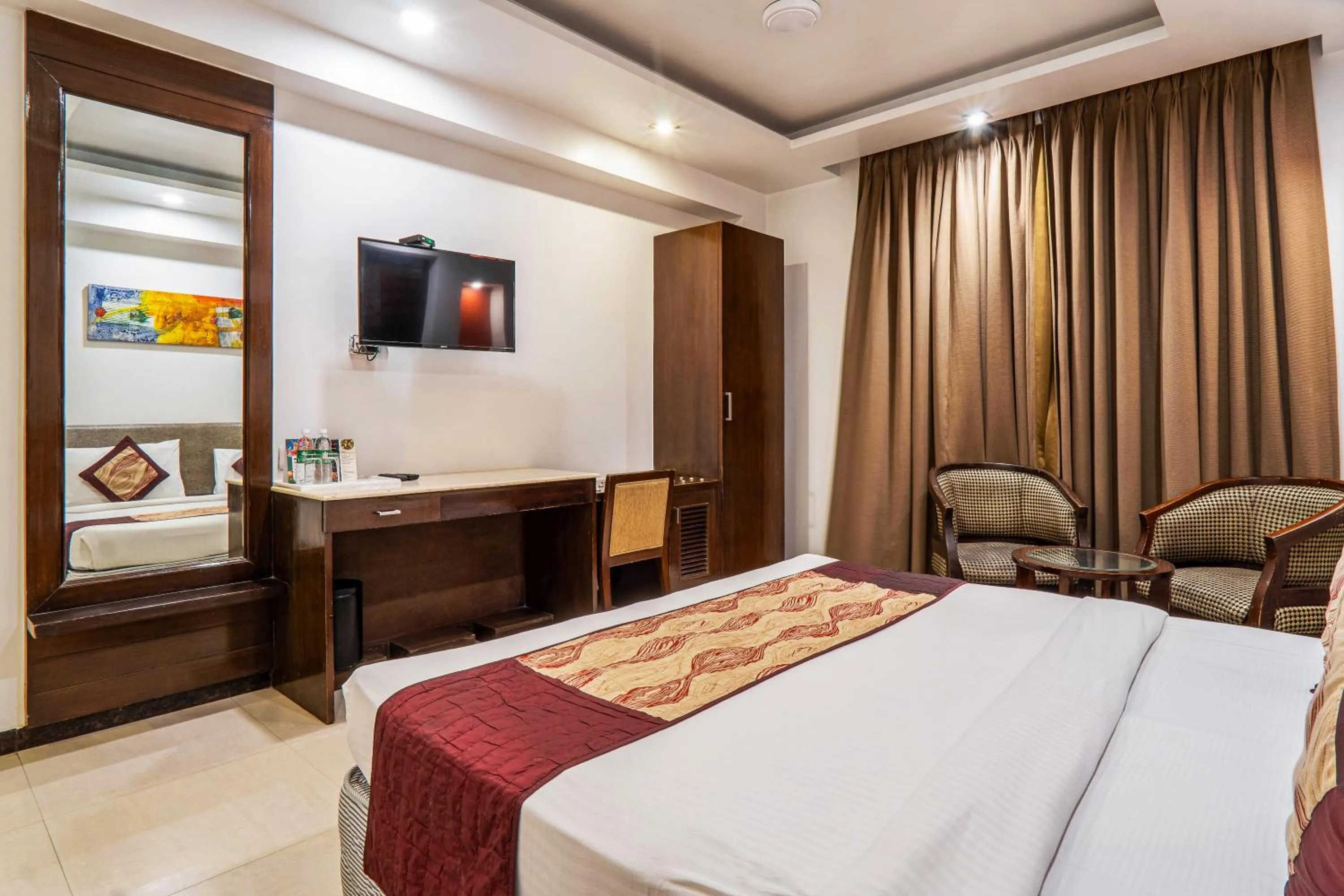 Bedroom, Bed in Hotel Le Roi Near New Delhi Railway Station