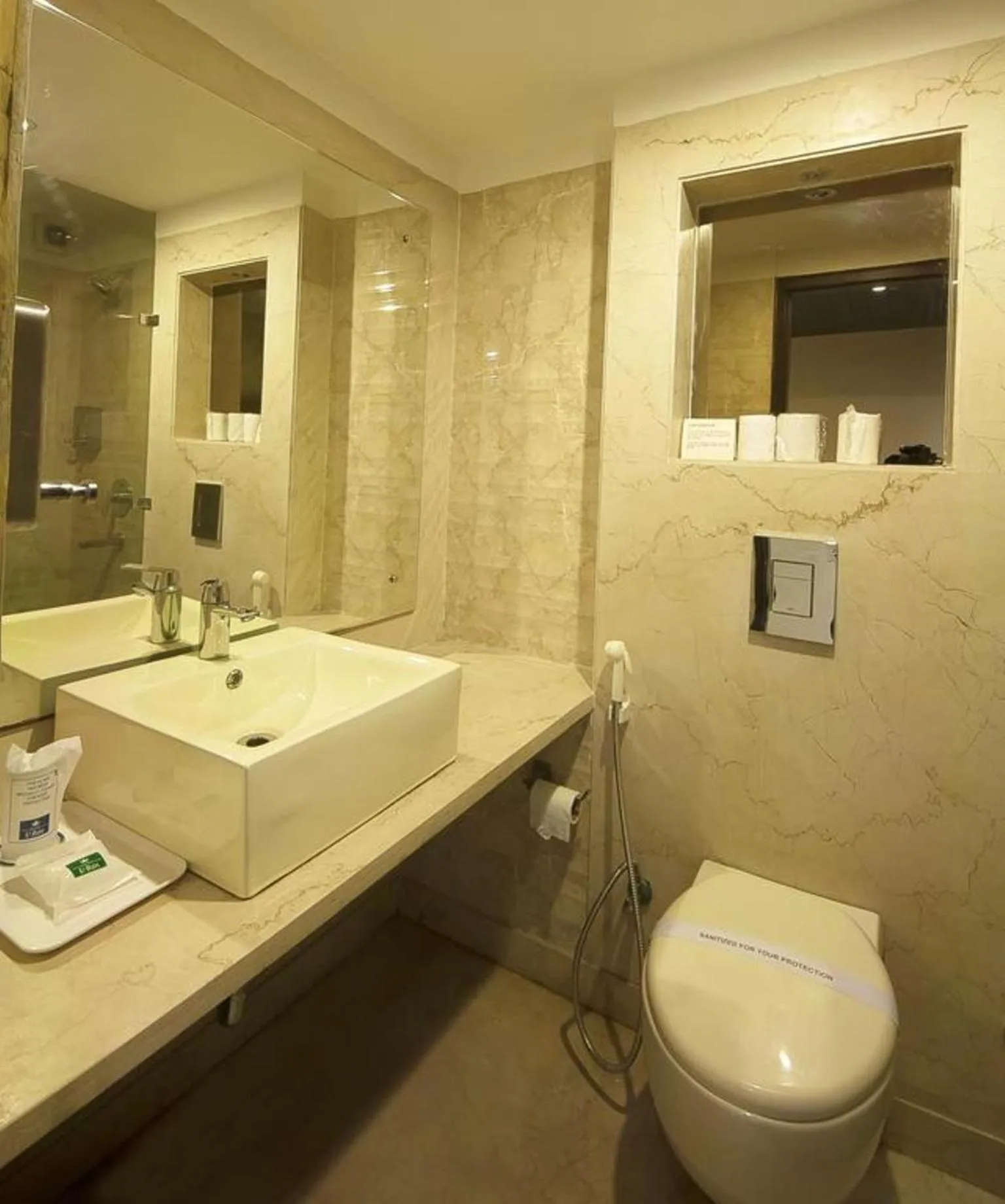 Bathroom in Hotel Le Roi Near New Delhi Railway Station