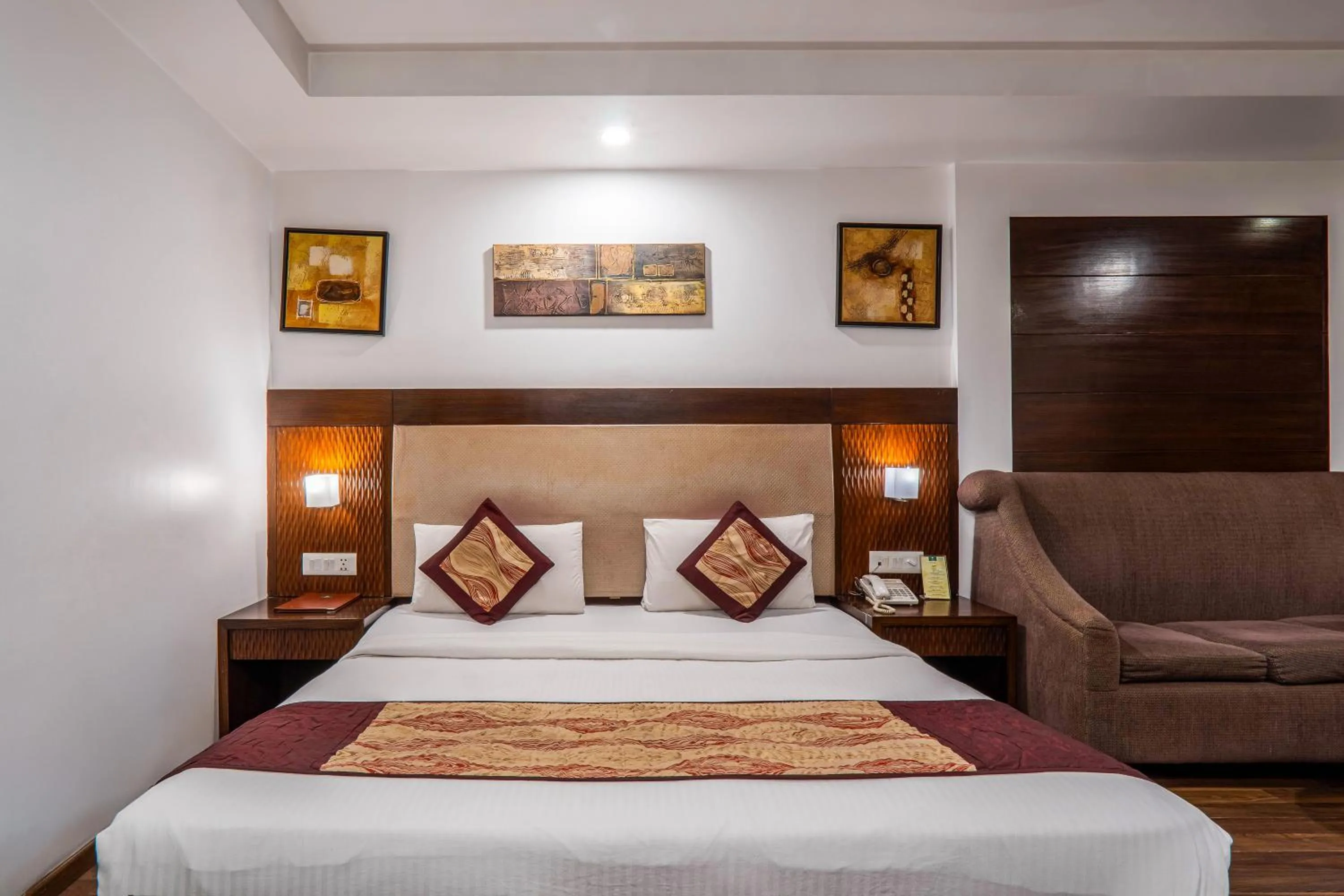 Bedroom, Bed in Hotel Le Roi Near New Delhi Railway Station