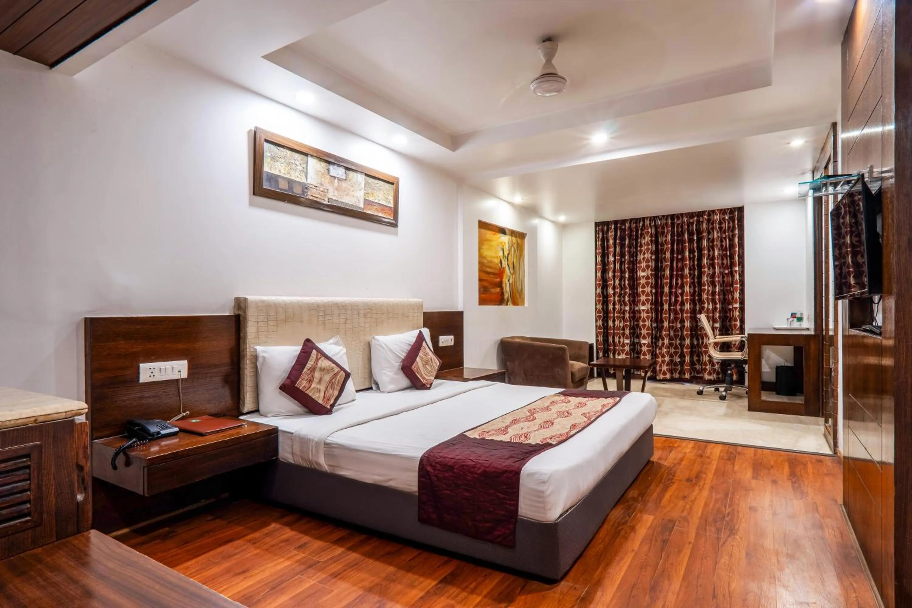 Bedroom, Bed in Hotel Le Roi Near New Delhi Railway Station