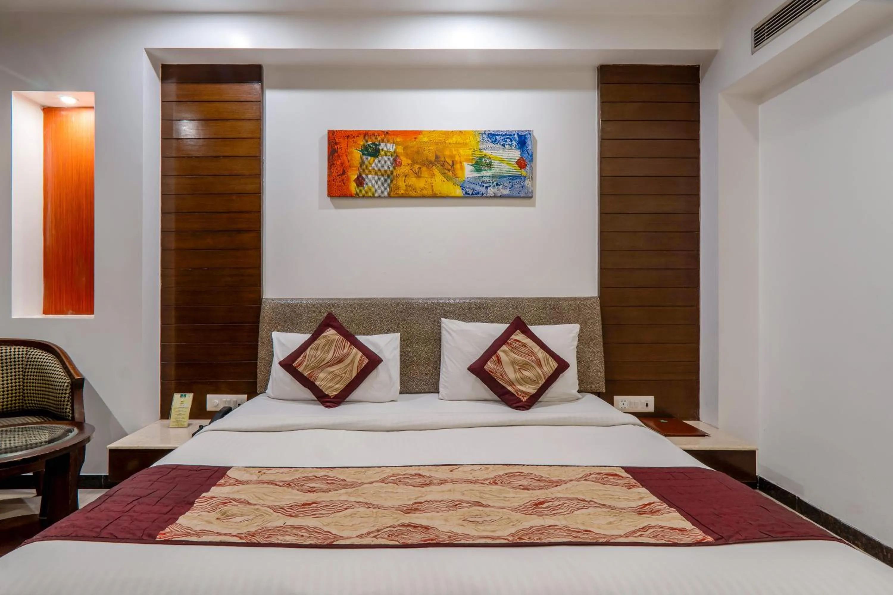 Bedroom, Bed in Hotel Le Roi Near New Delhi Railway Station