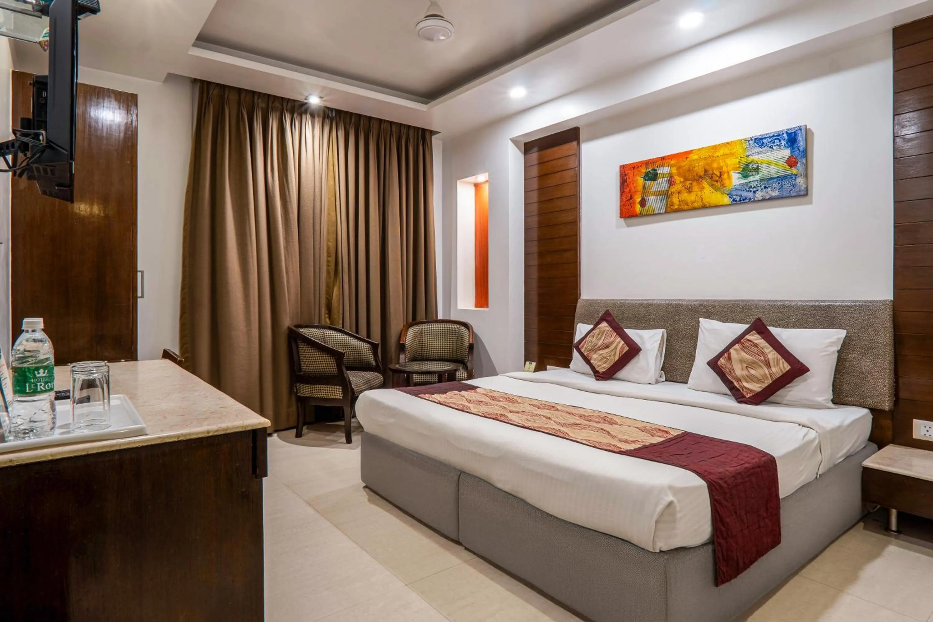 Bedroom, Bed in Hotel Le Roi Near New Delhi Railway Station