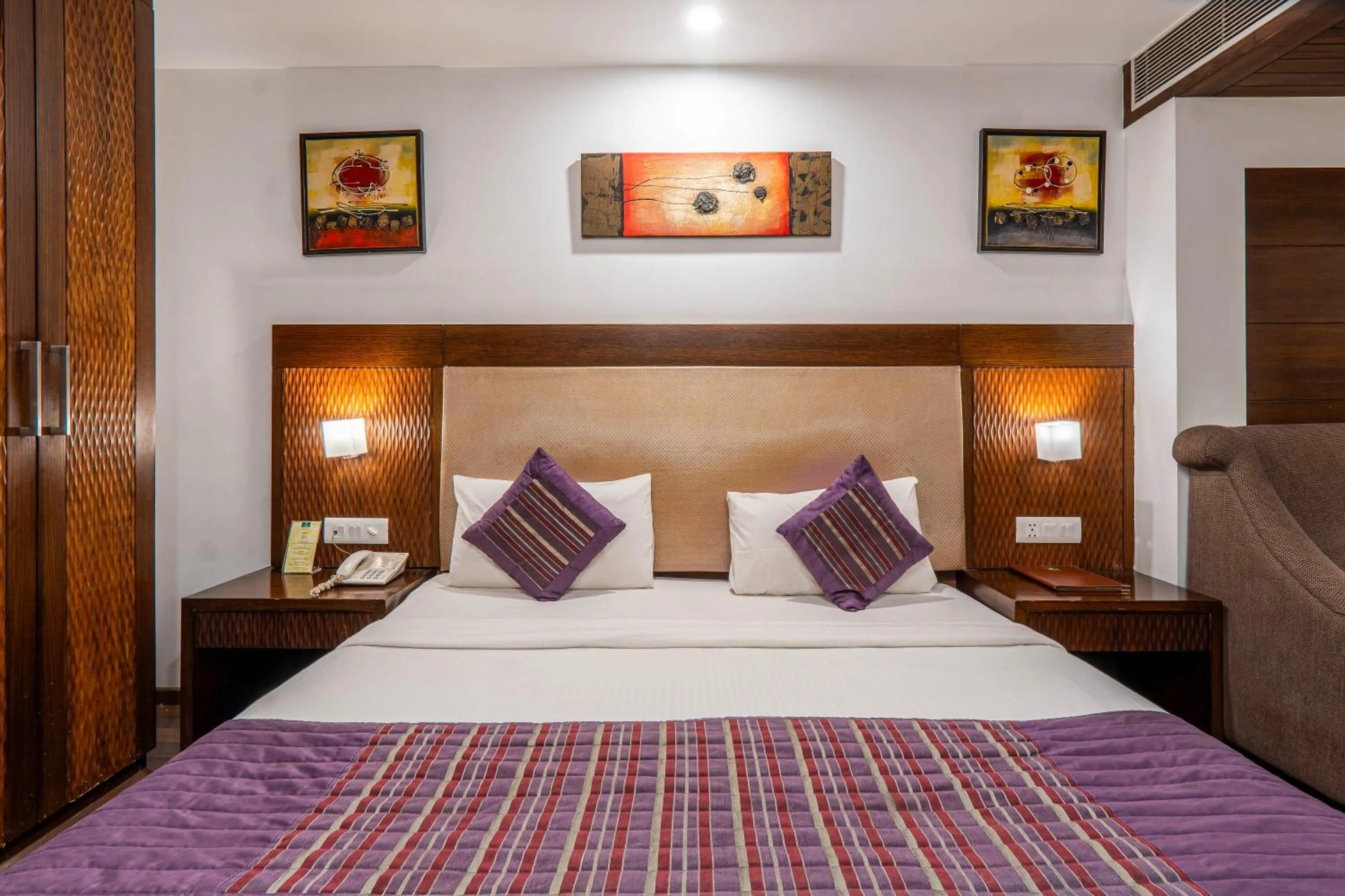 Bedroom, Bed in Hotel Le Roi Near New Delhi Railway Station