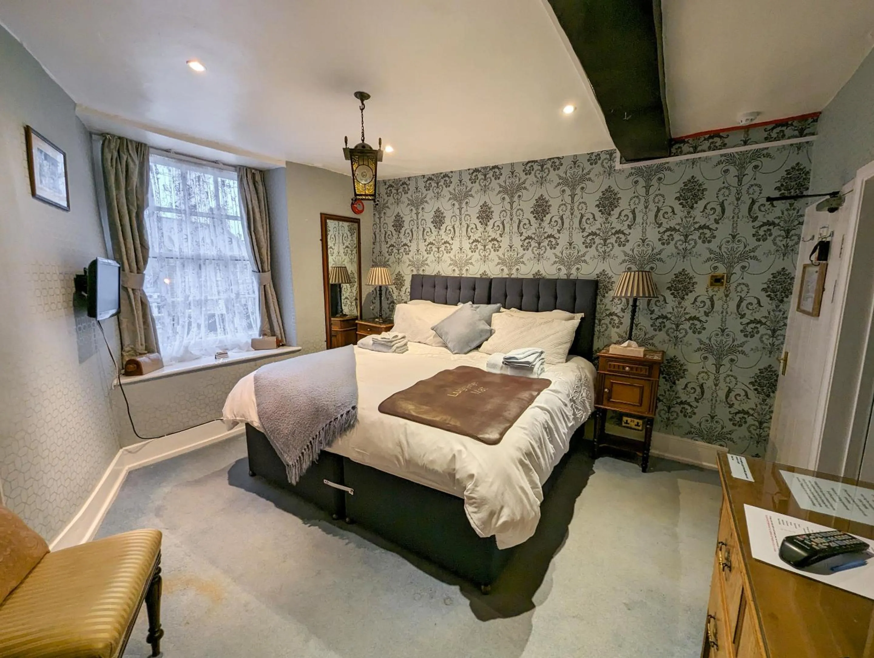 Bedroom, Bed in Crown and Trumpet Inn