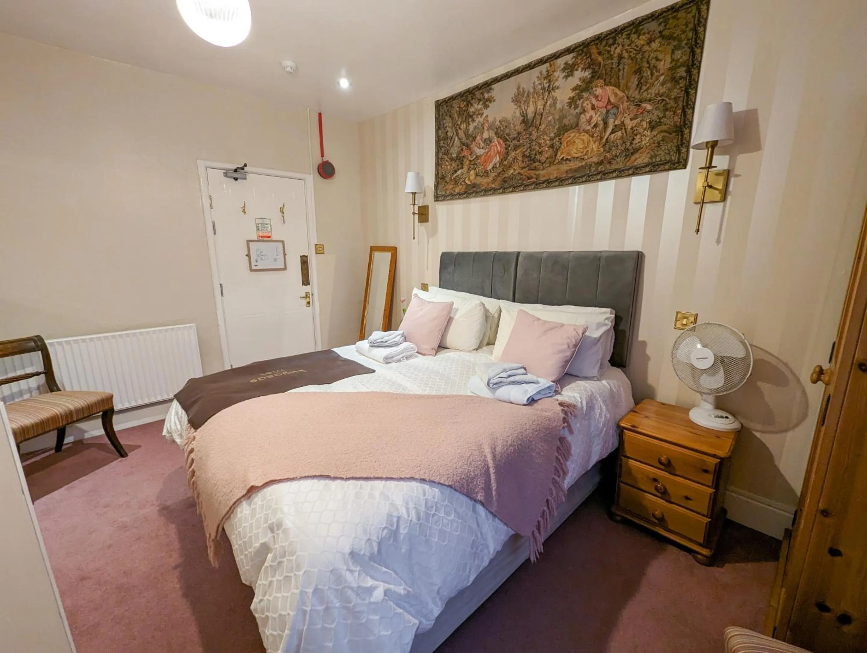 Bedroom, Bed in Crown and Trumpet Inn