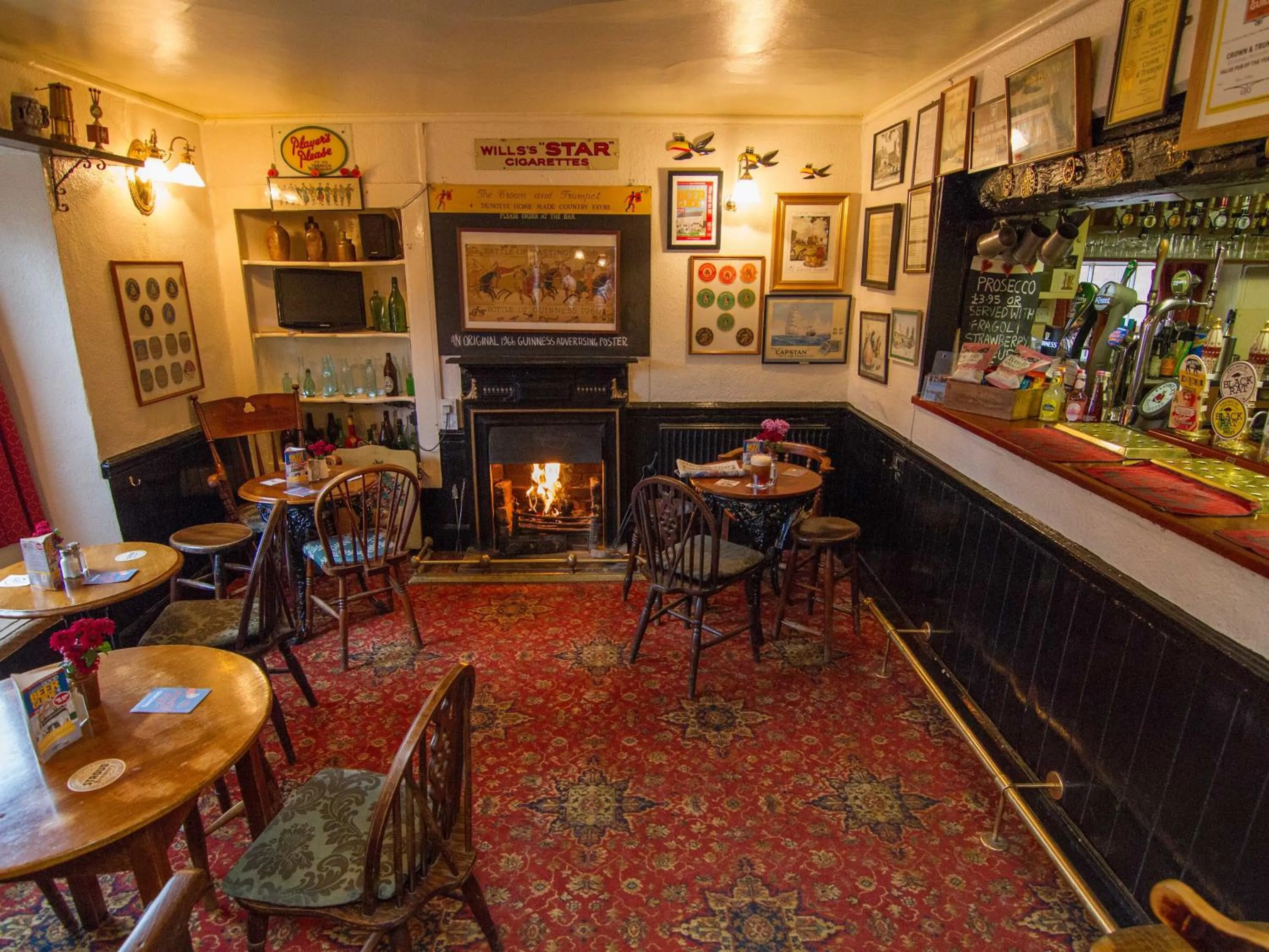 Lounge or bar in Crown and Trumpet Inn