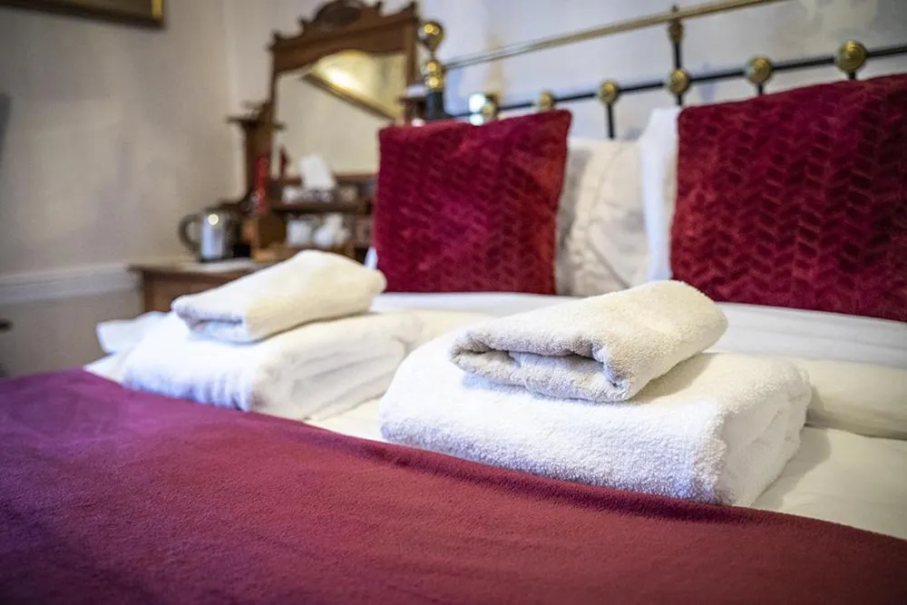 Bedroom, Bed in Crown and Trumpet Inn