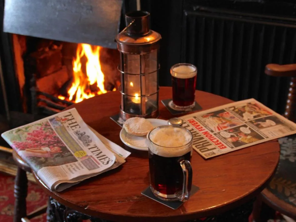 Lounge or bar in Crown and Trumpet Inn