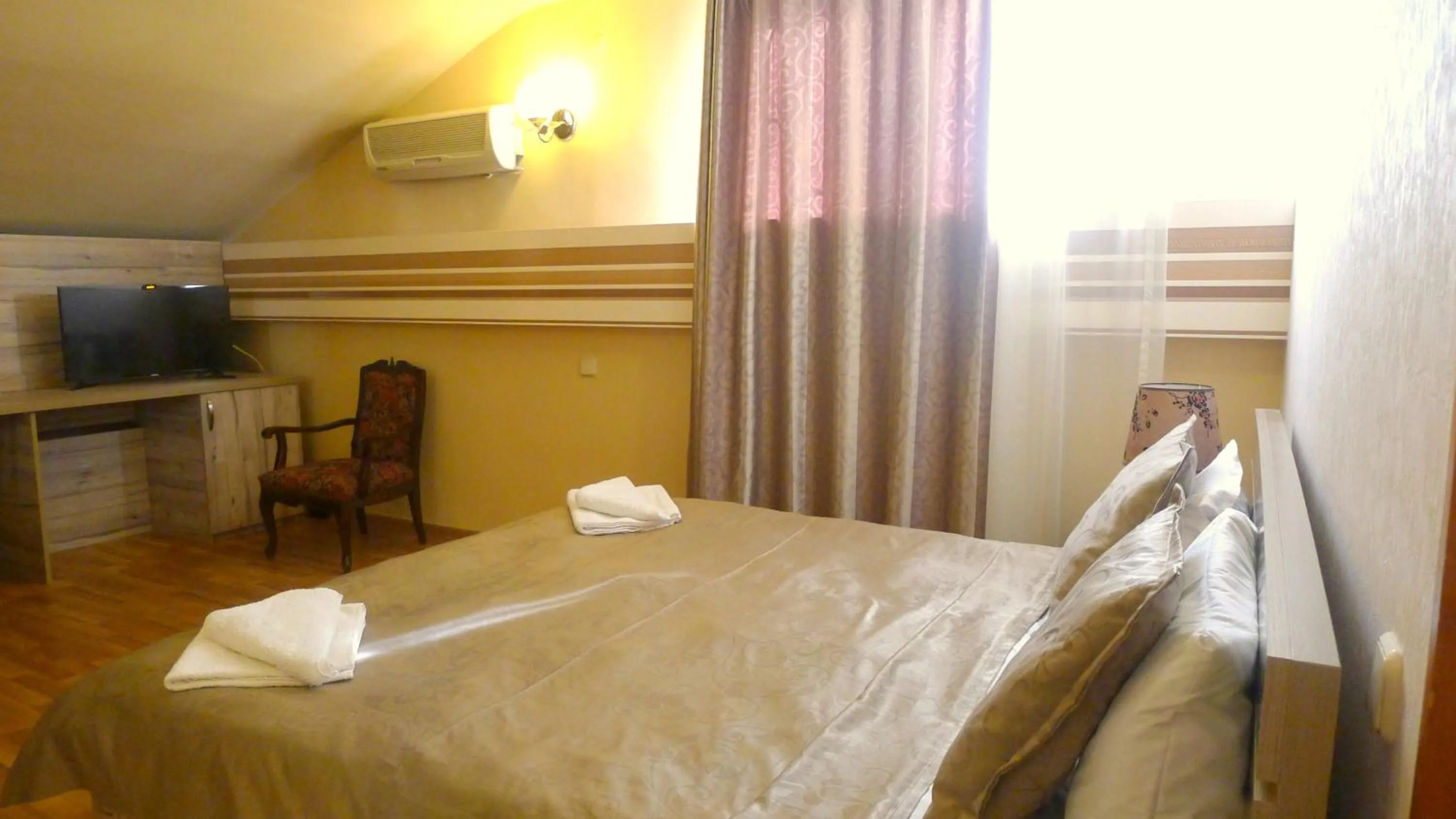 Photo of the whole room, Bed in Georgian House