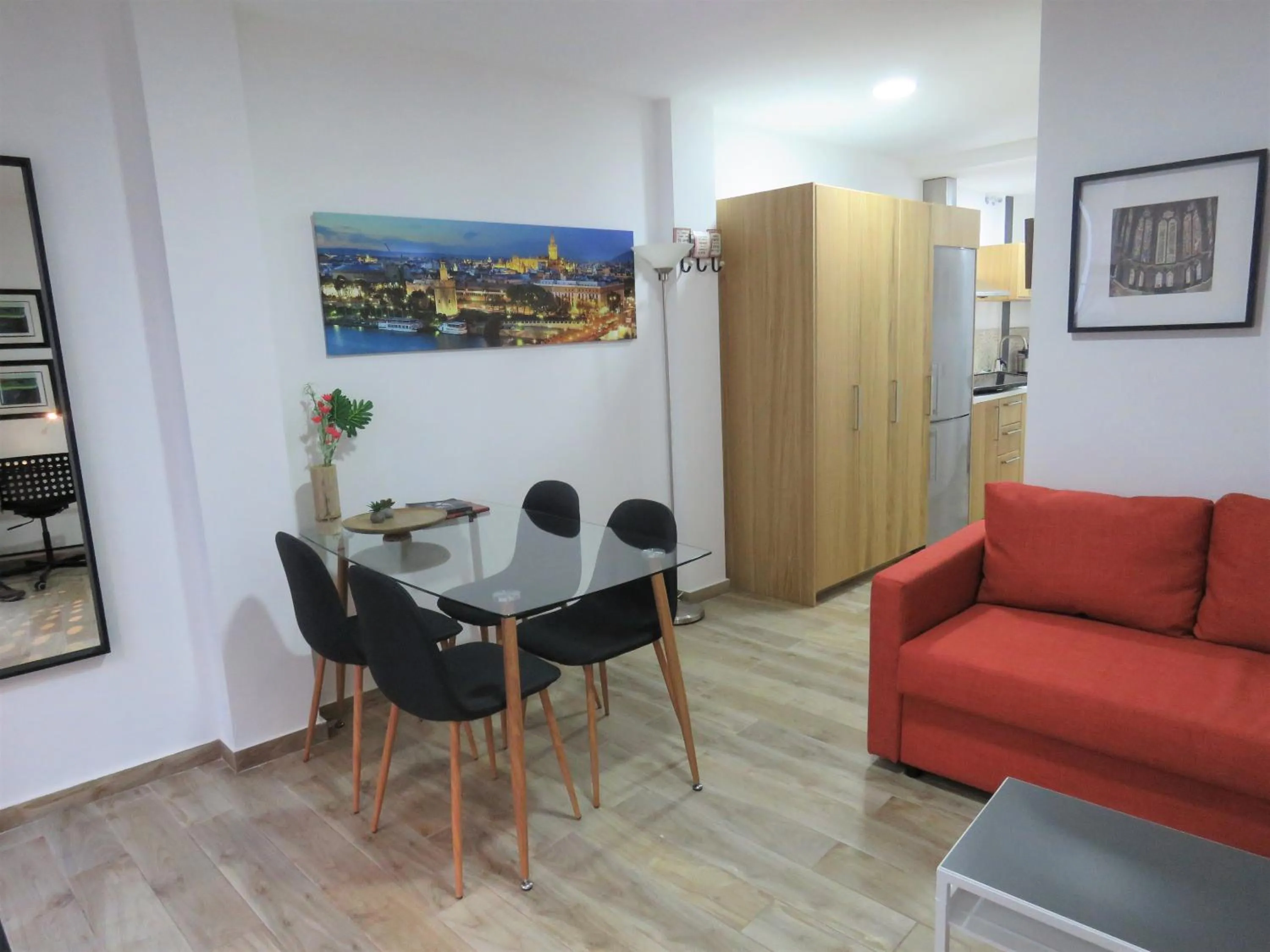 Dining area in Living Sevilla Apartments Hércules