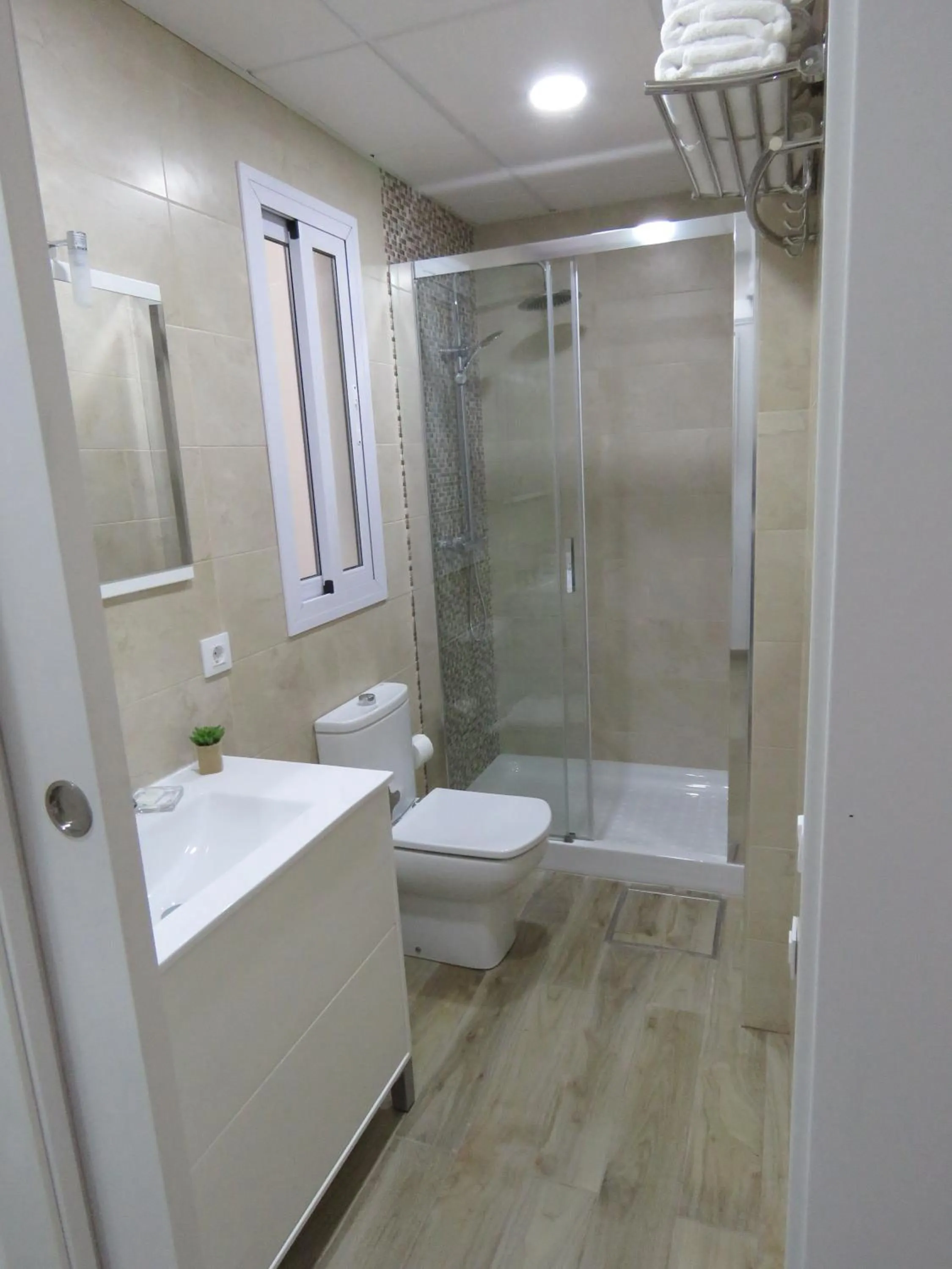 Shower in Living Sevilla Apartments Hércules