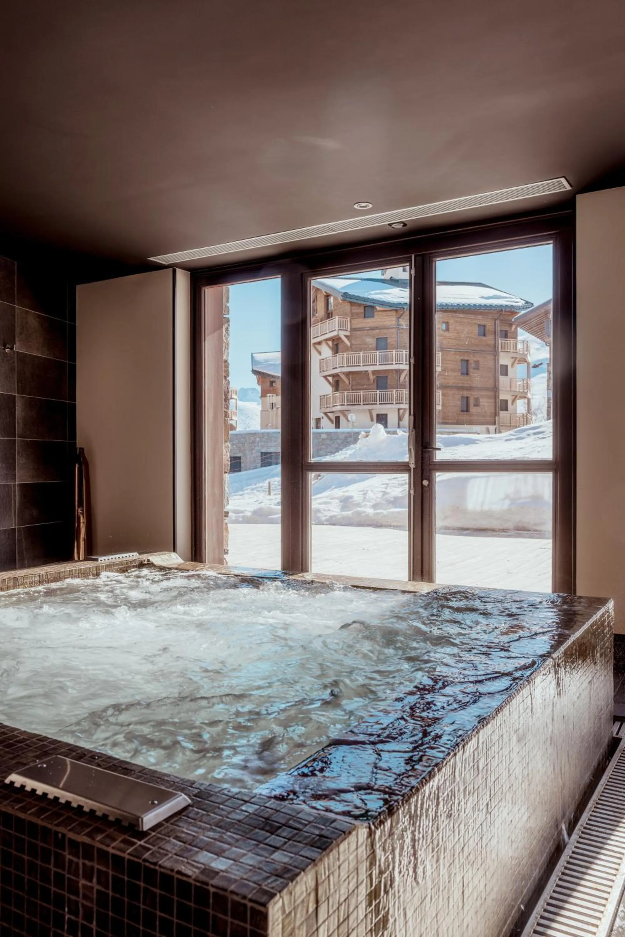 Hot Tub in Hôtel Daria-I Nor by Les Etincelles