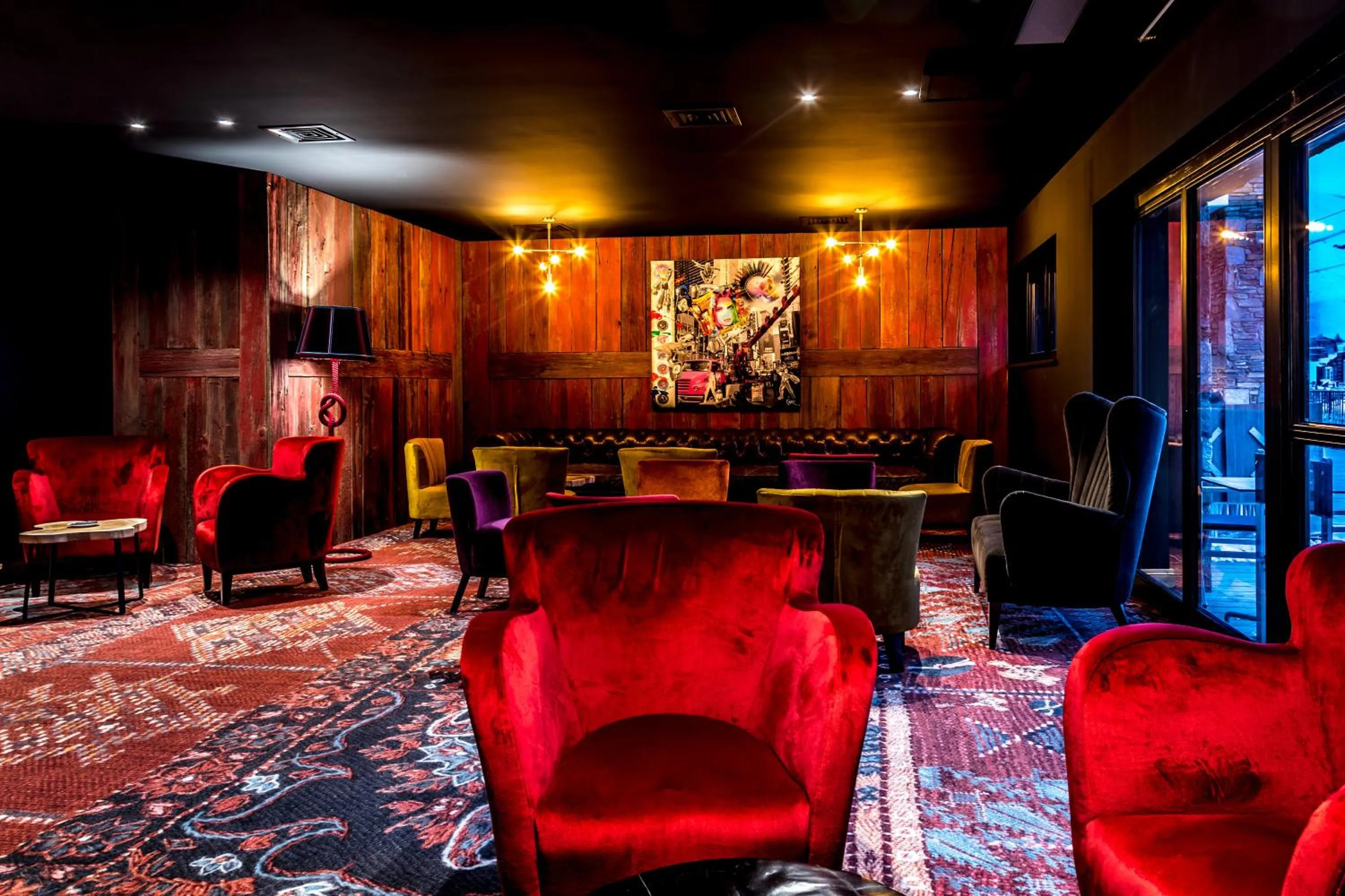 Communal lounge/ TV room in Hôtel Daria-I Nor by Les Etincelles