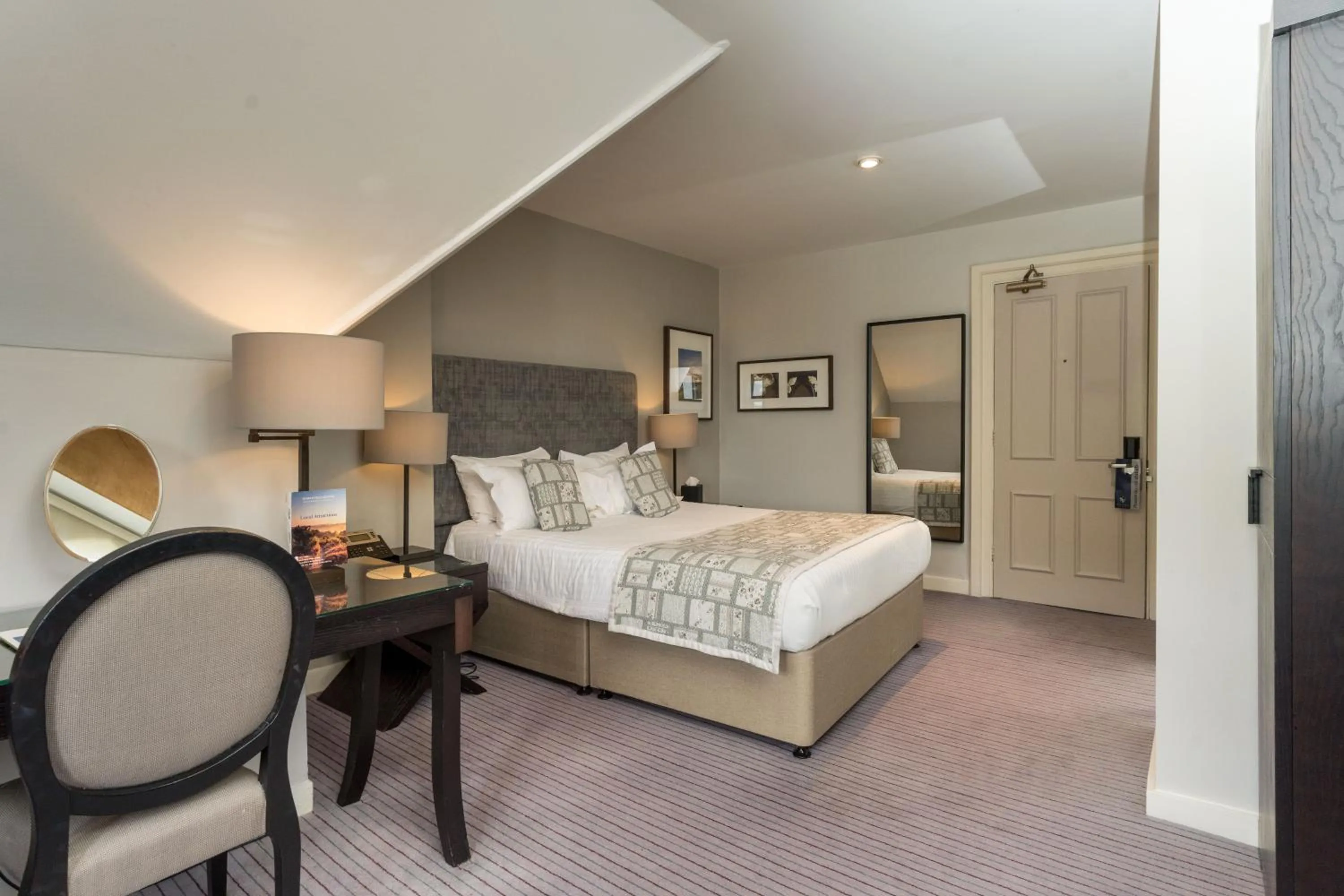 Property building, Bed in Hartsfield Manor