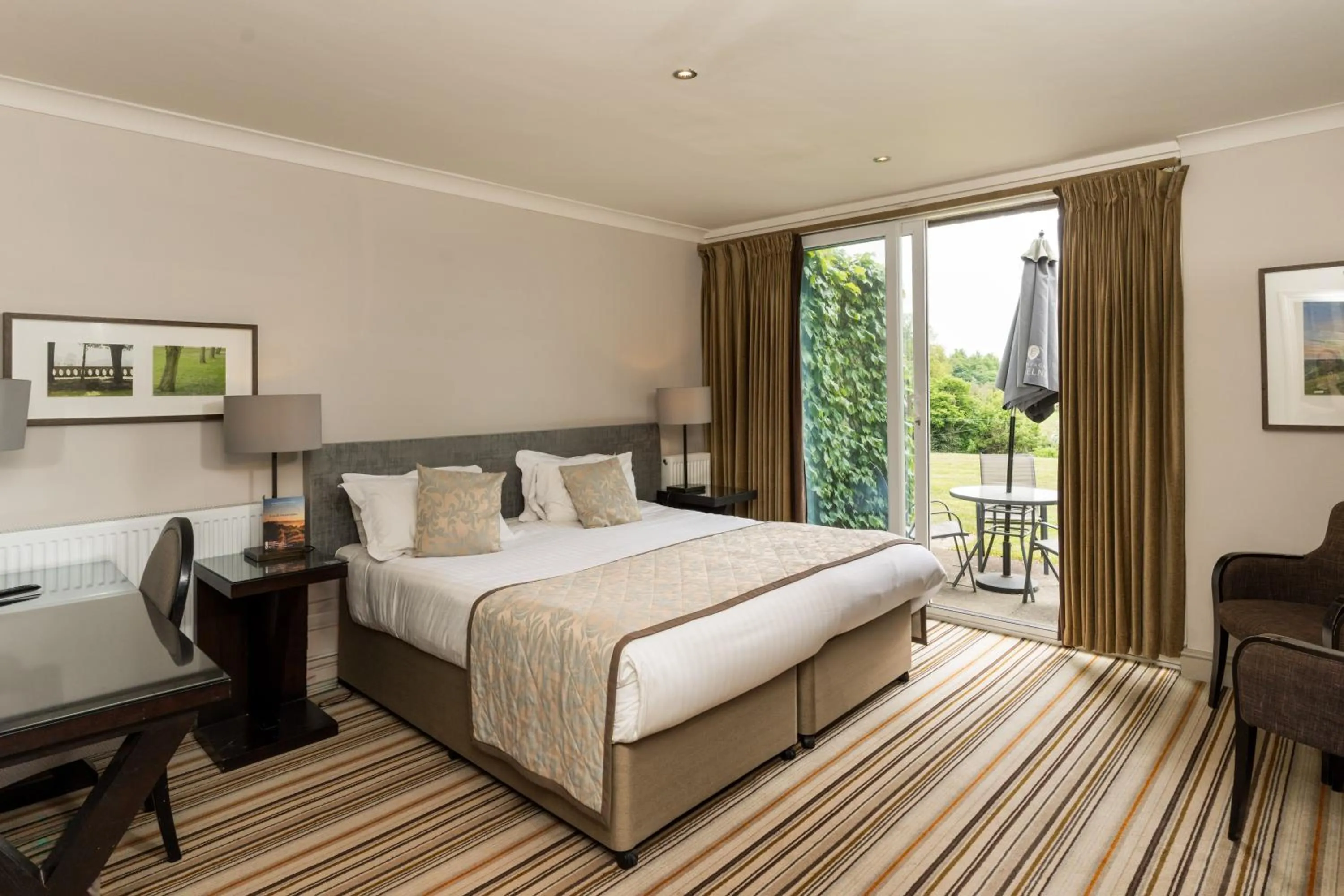 Property building, Bed in Hartsfield Manor