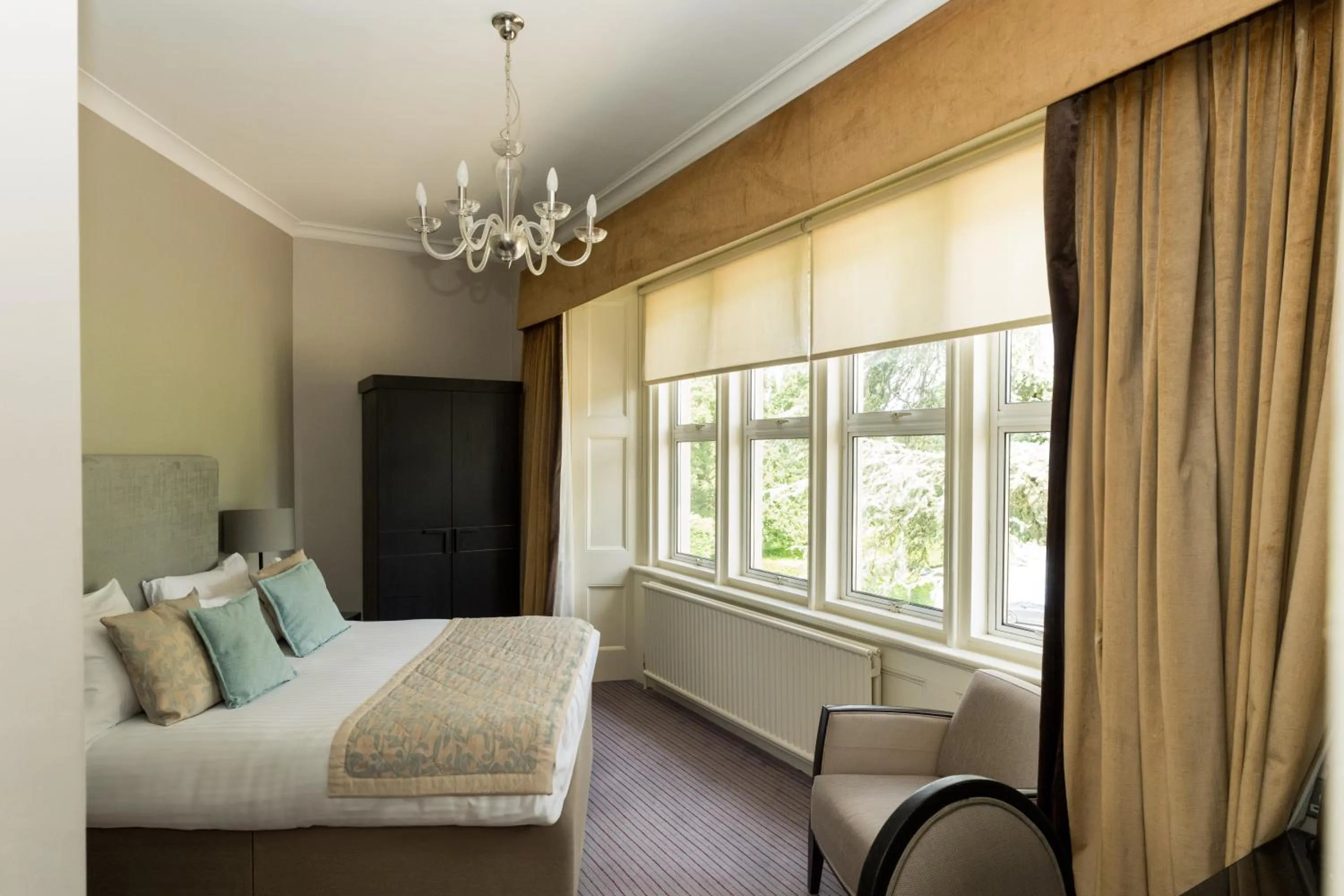 Property building, Bed in Hartsfield Manor