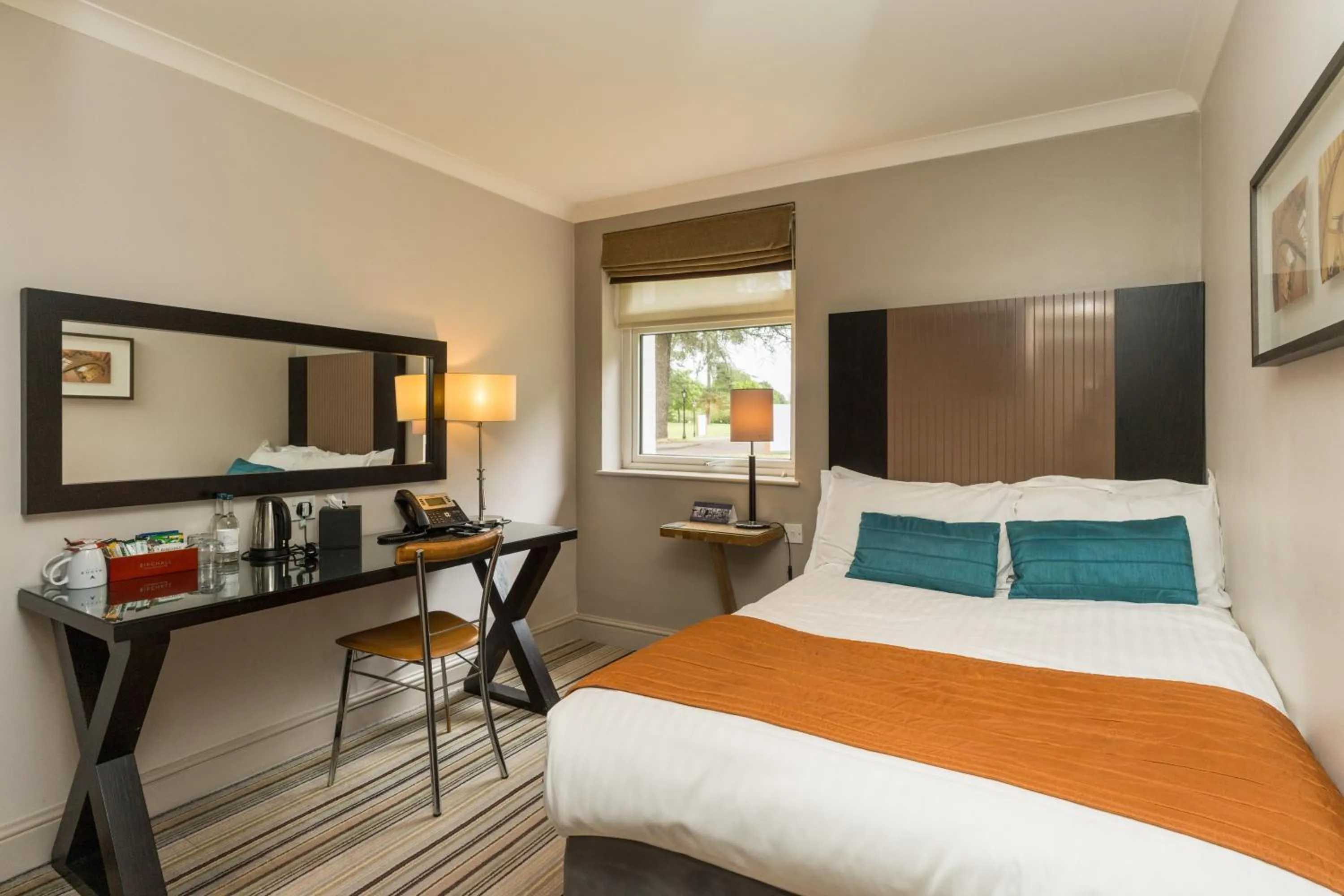 Property building, Bed in Hartsfield Manor