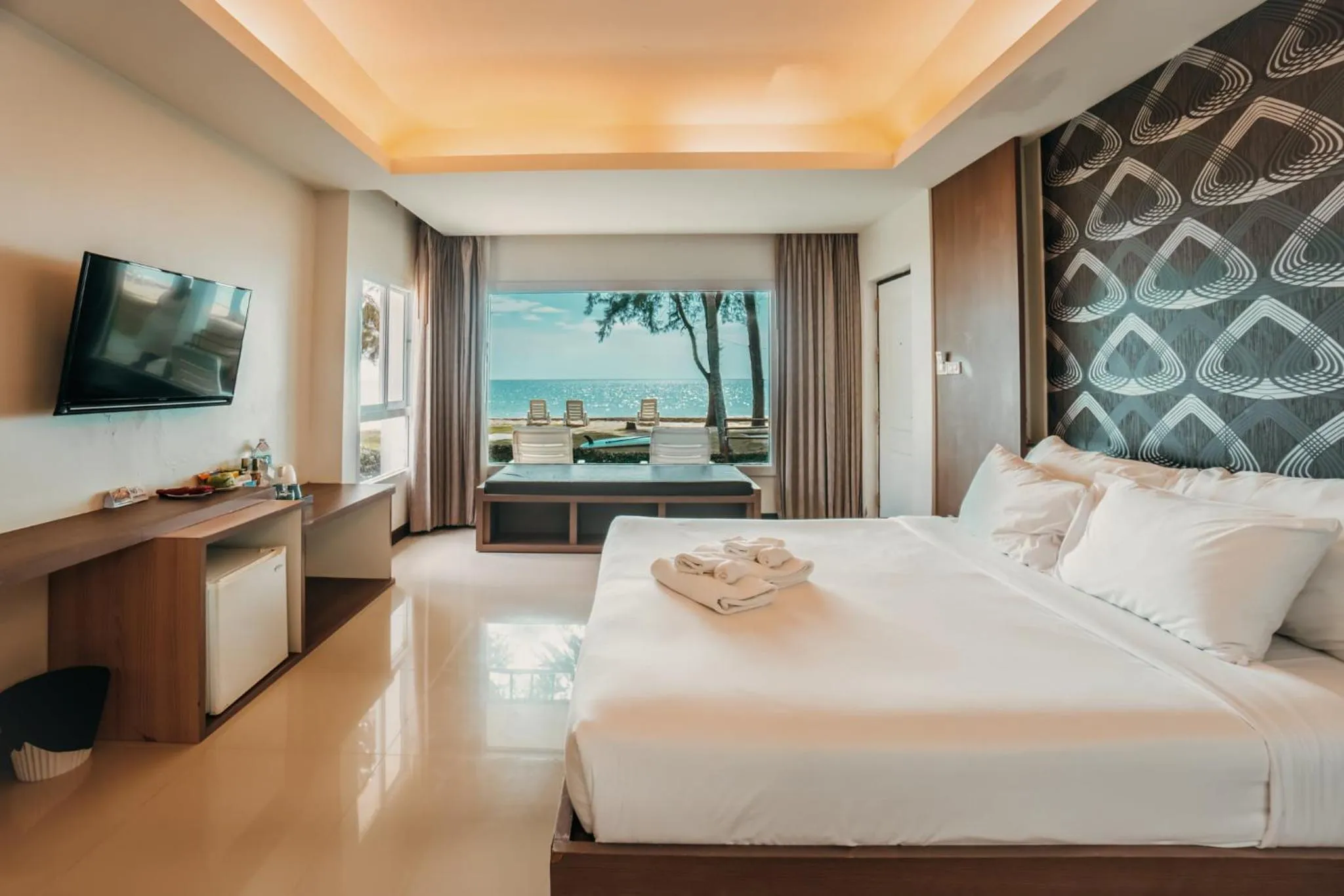 Bed in Chaolao Tosang Beach Hotel