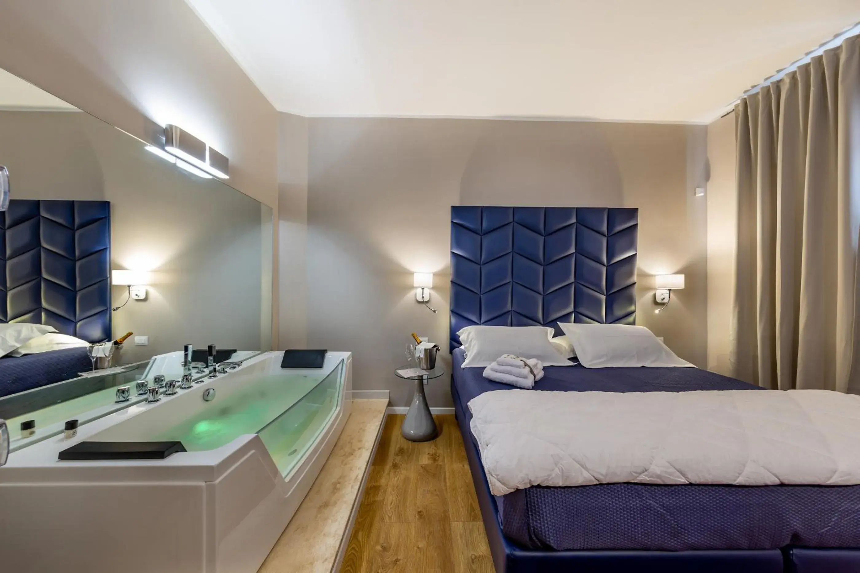 Hot Tub, Bed in Album Boutique Rooms Hot Tub, Bed in Album Boutique Rooms