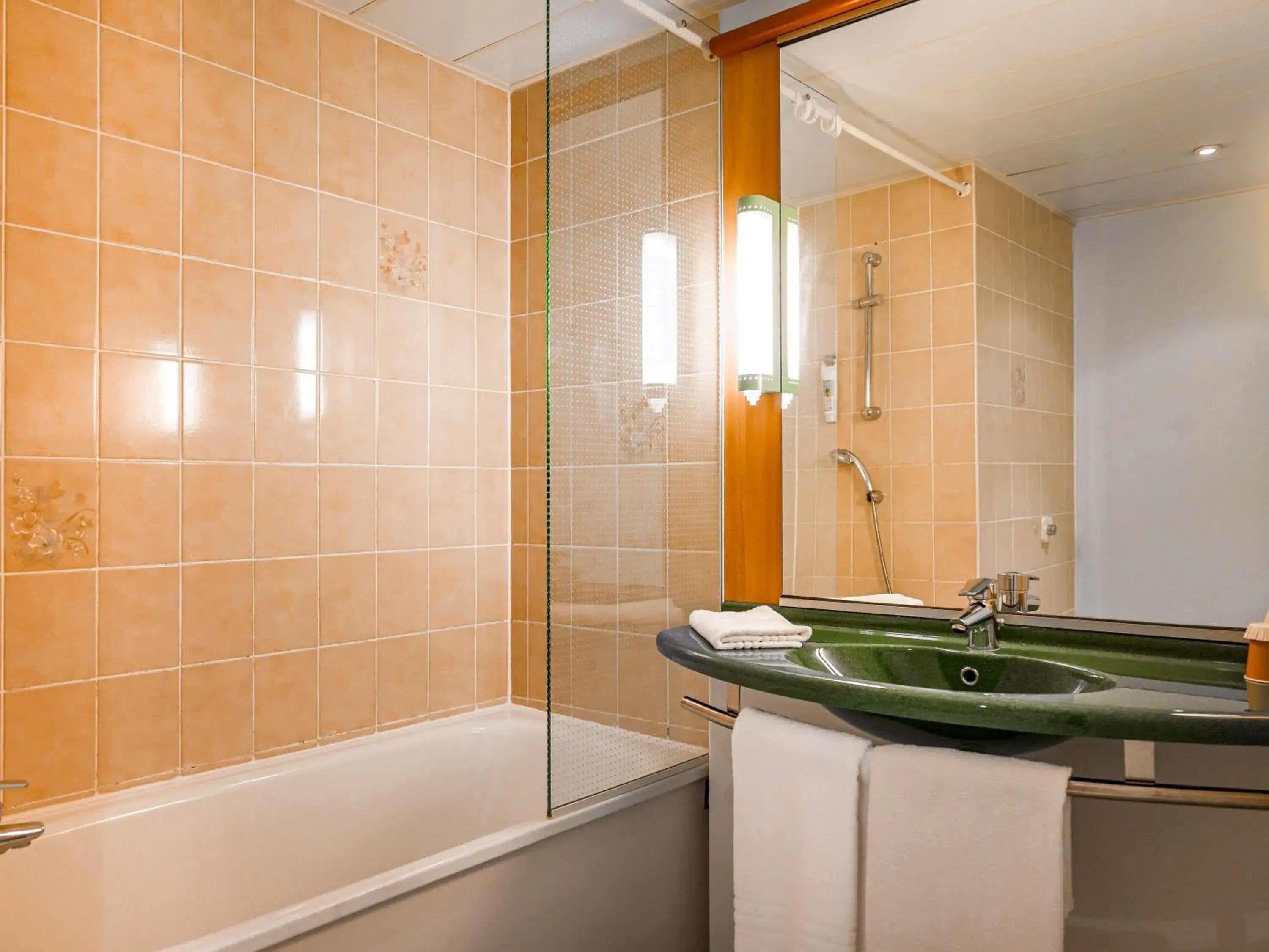 Standard Room With Three Single Beds in ibis Belfort Danjoutin Standard Room With Three Single Beds in ibis Belfort Danjoutin