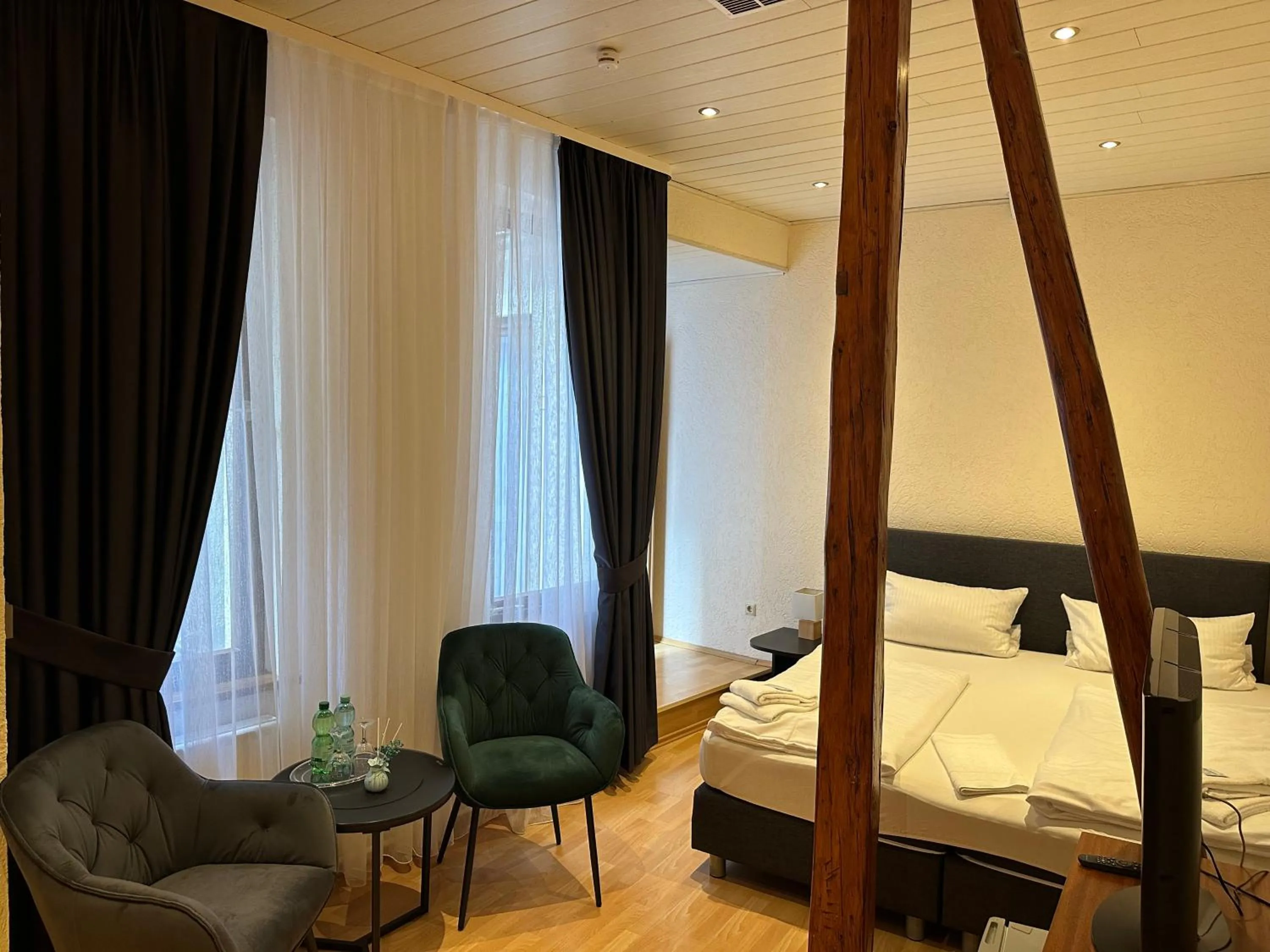 Photo of the whole room, Bed in Hotel-Café-Burg Stahleck