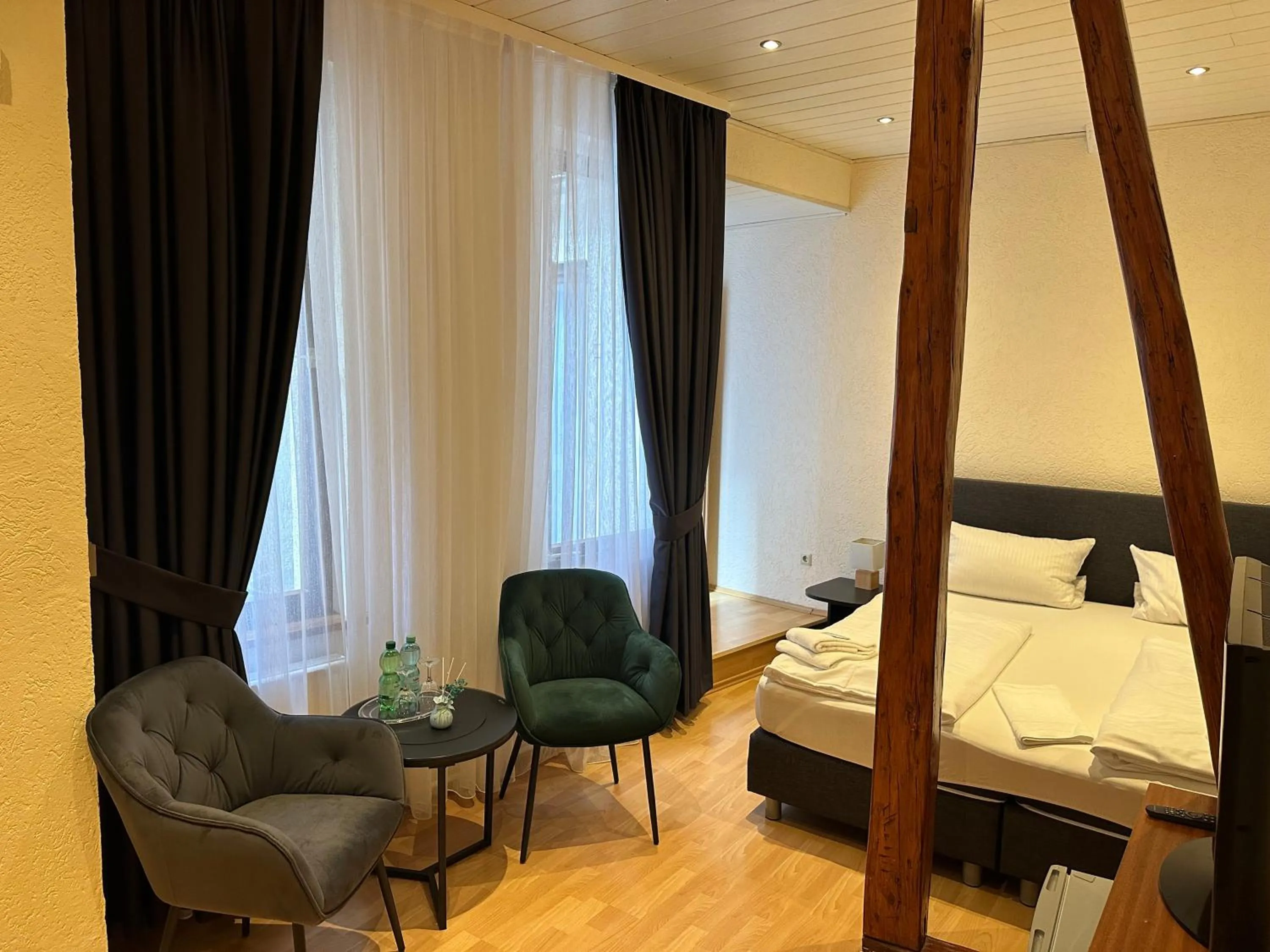 Photo of the whole room, Bed in Hotel-Café-Burg Stahleck