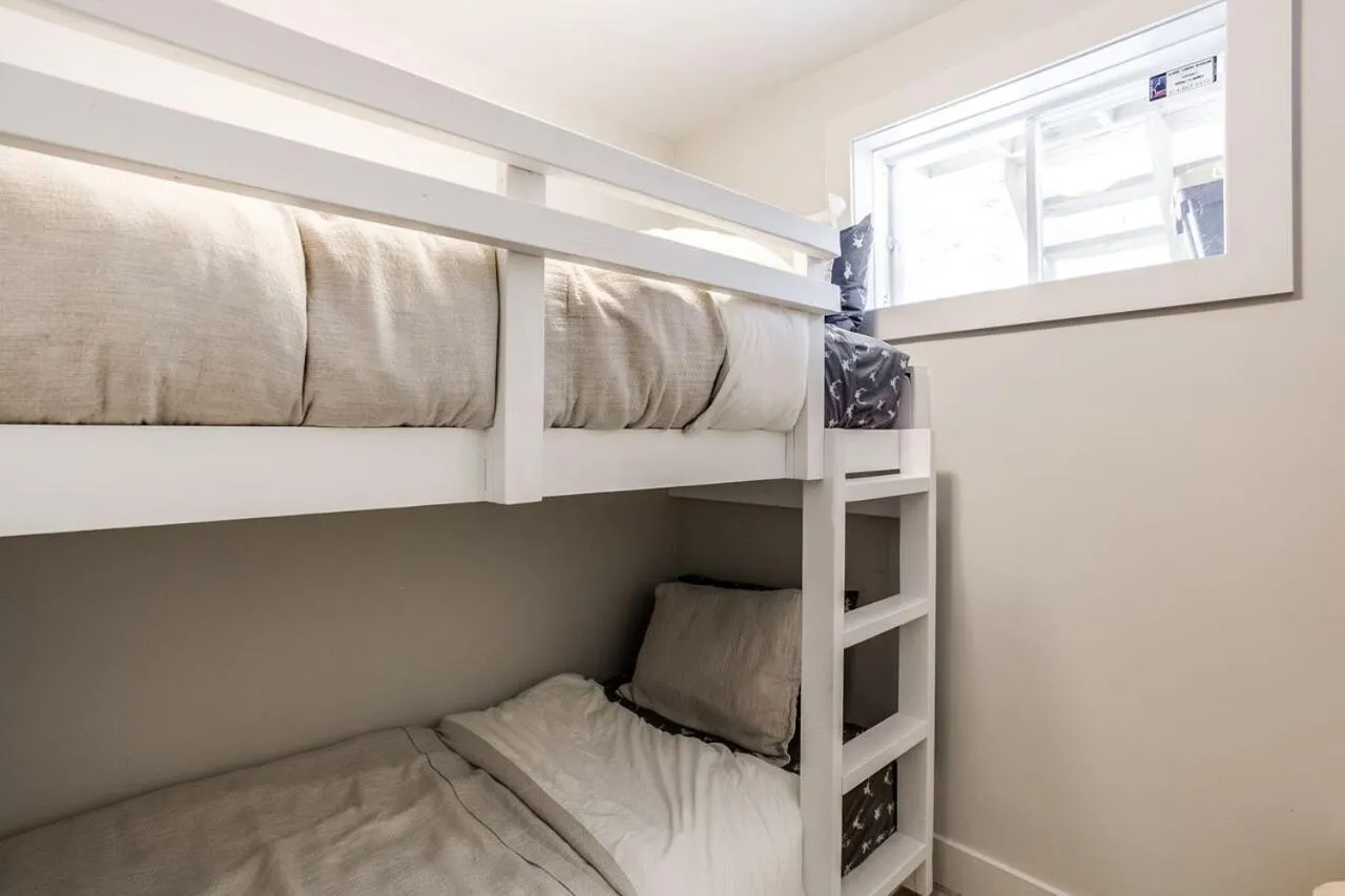 Bed in Le log home - Locations du sommet