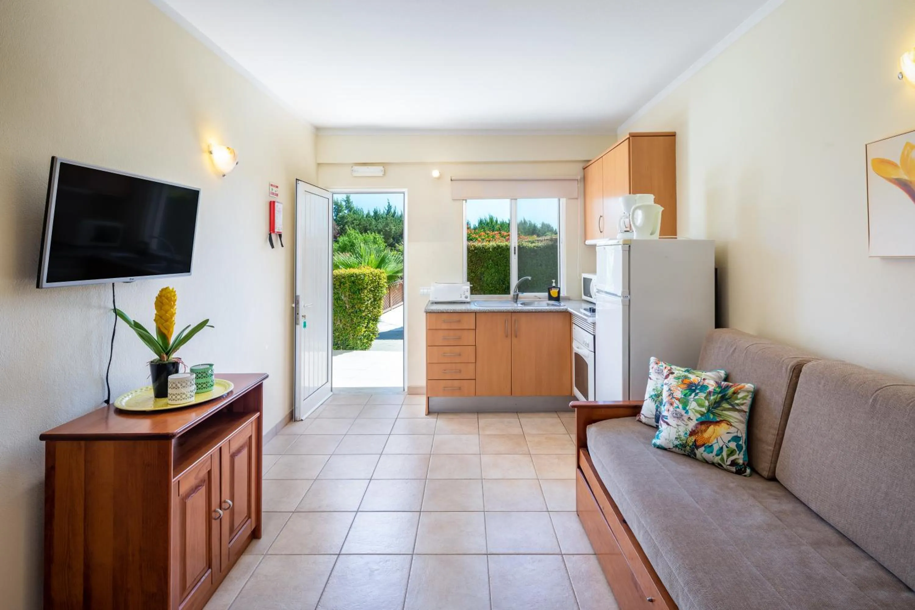 TV and multimedia in Apartamentos Flor da Laranja, Albufeira by AlgarveBlossom