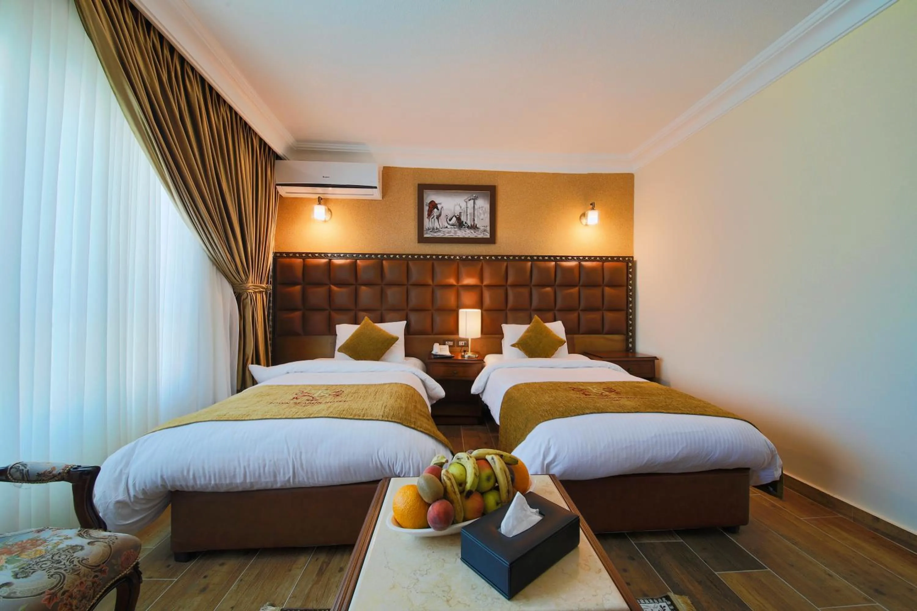 Bed in Town Season Hotel