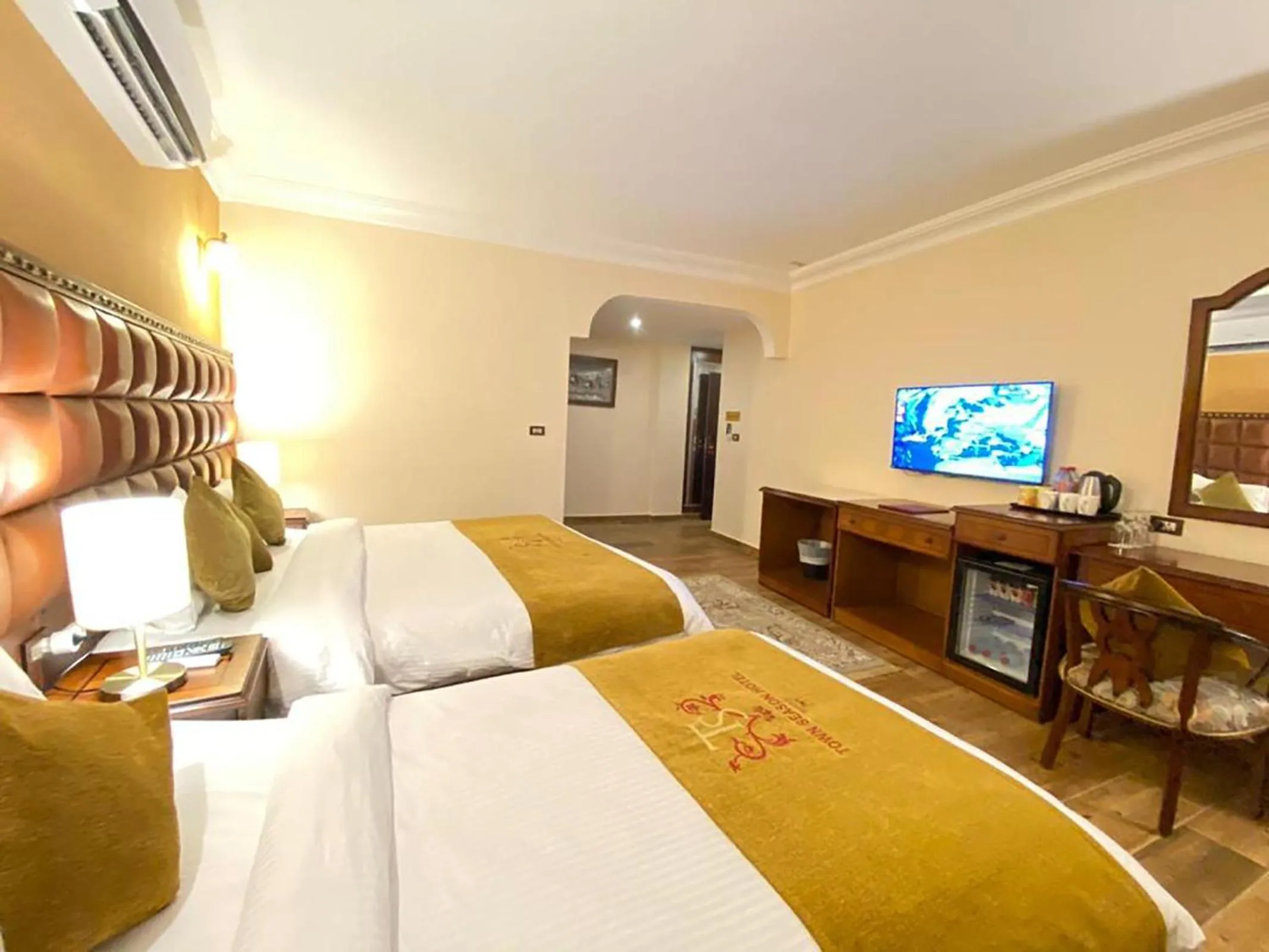 Bed in Town Season Hotel