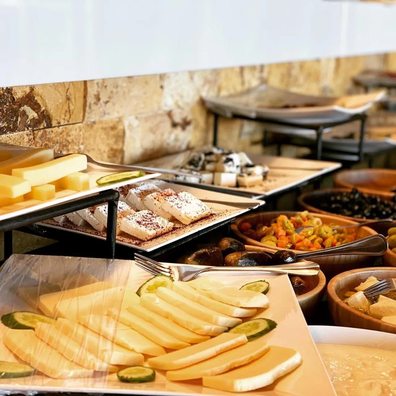 Restaurant/places to eat in Town Season Hotel