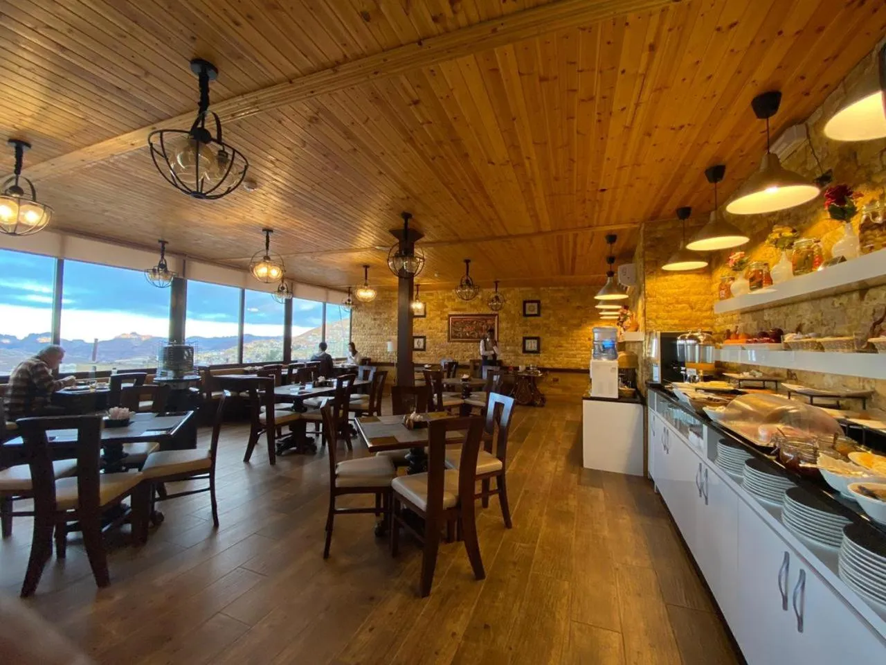 Restaurant/places to eat in Town Season Hotel