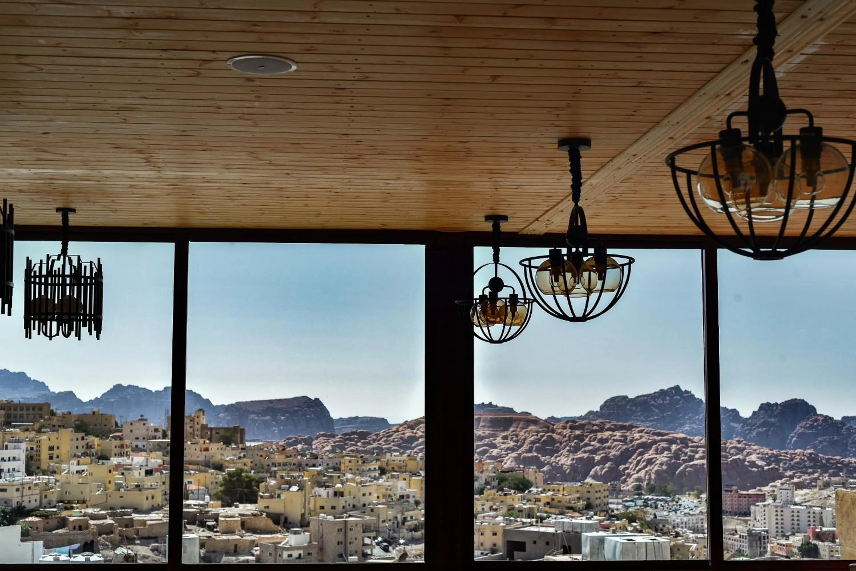 Restaurant/places to eat in Town Season Hotel