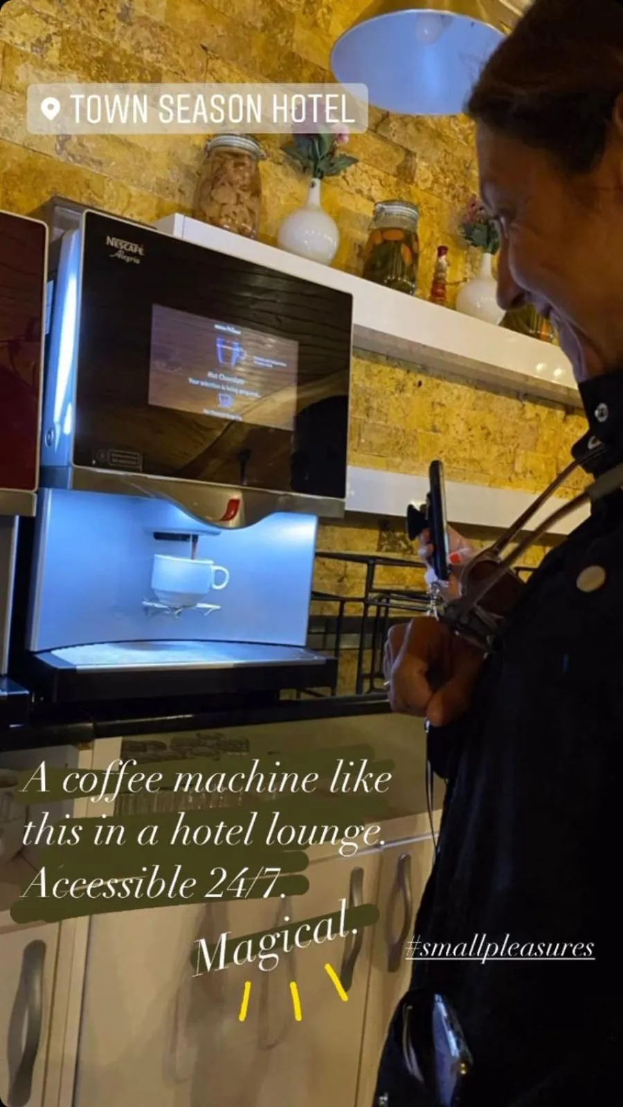 Restaurant/places to eat in Town Season Hotel