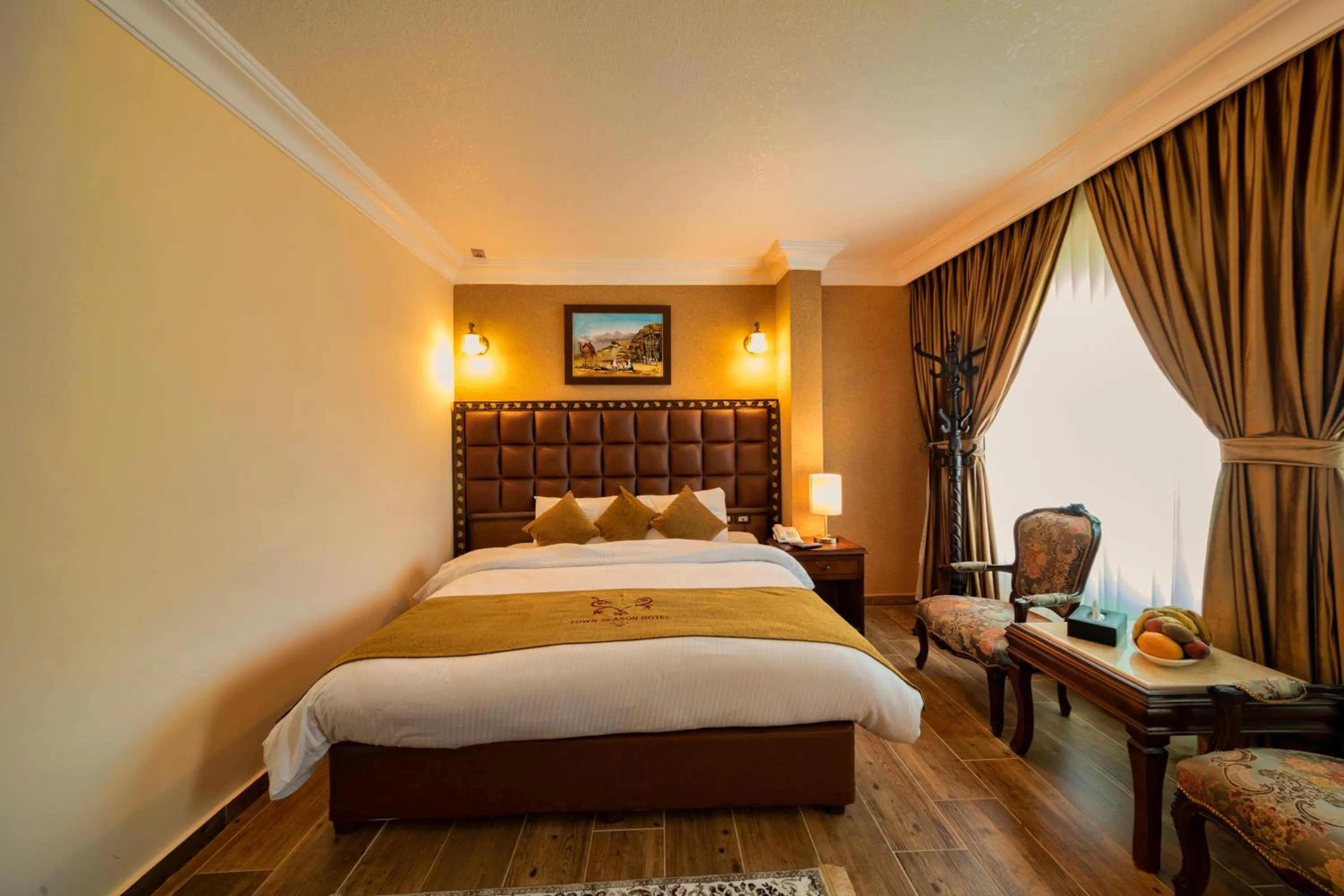 Bed in Town Season Hotel