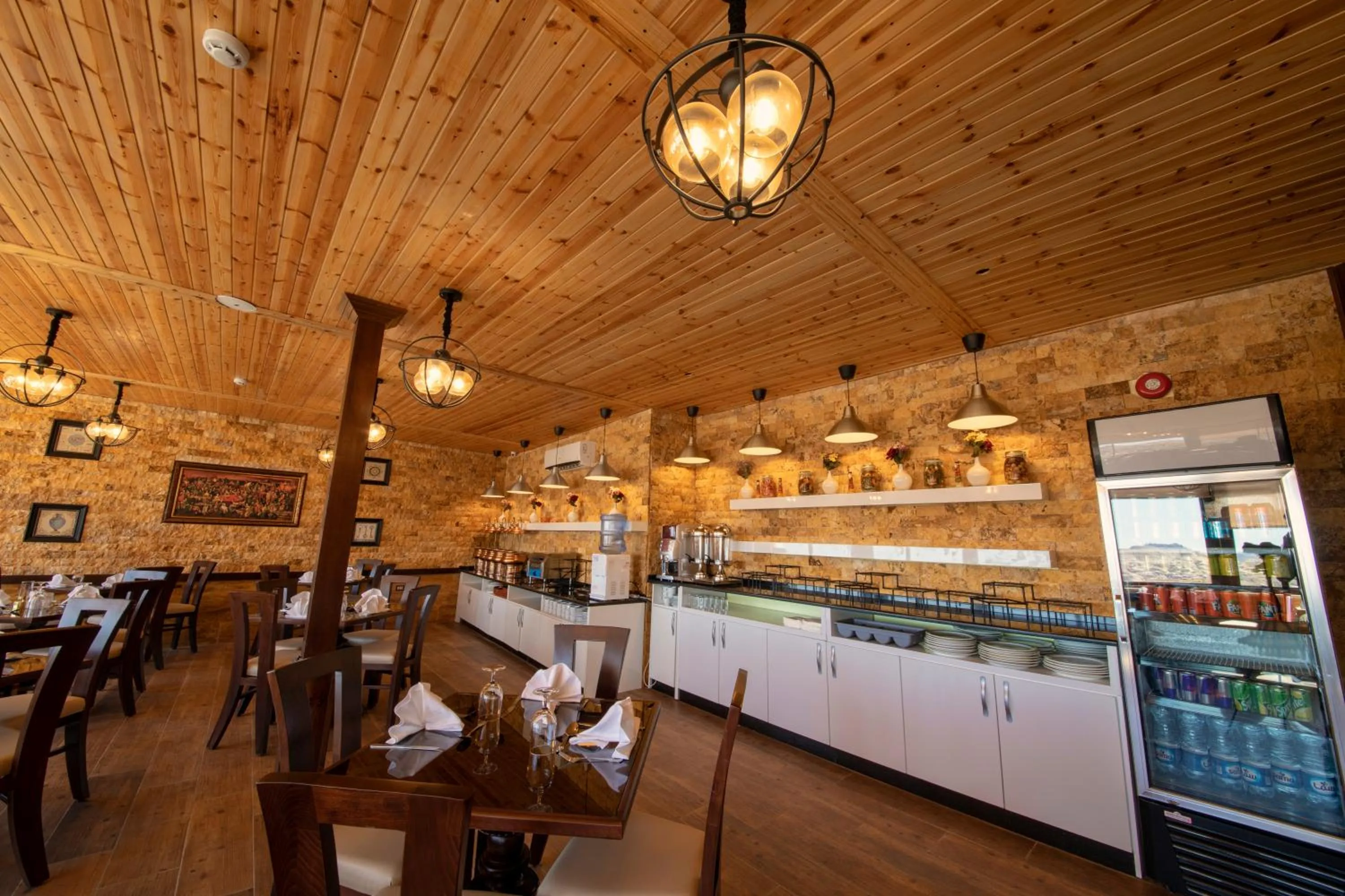 Restaurant/places to eat in Town Season Hotel