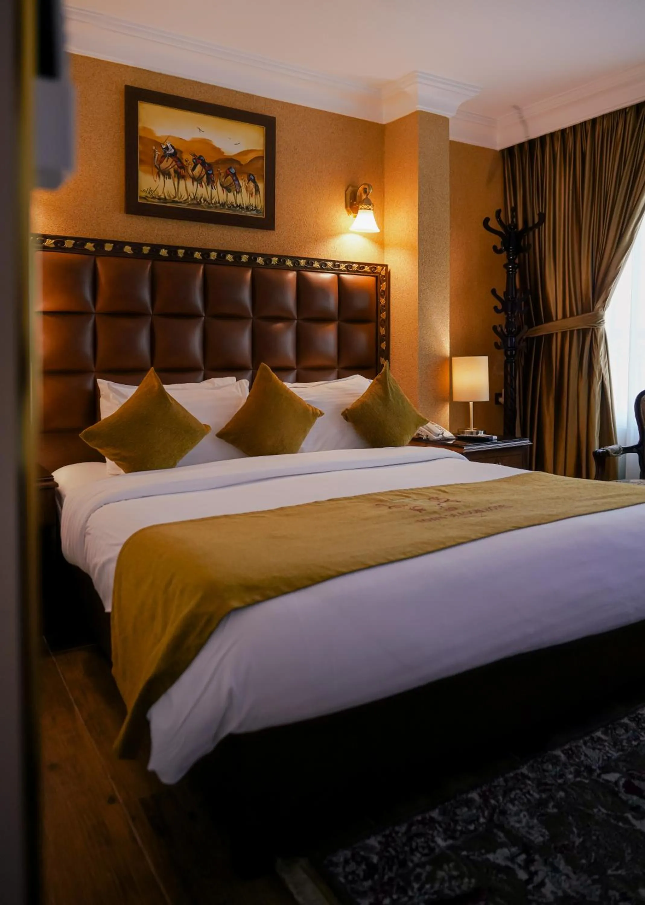 Bed in Town Season Hotel