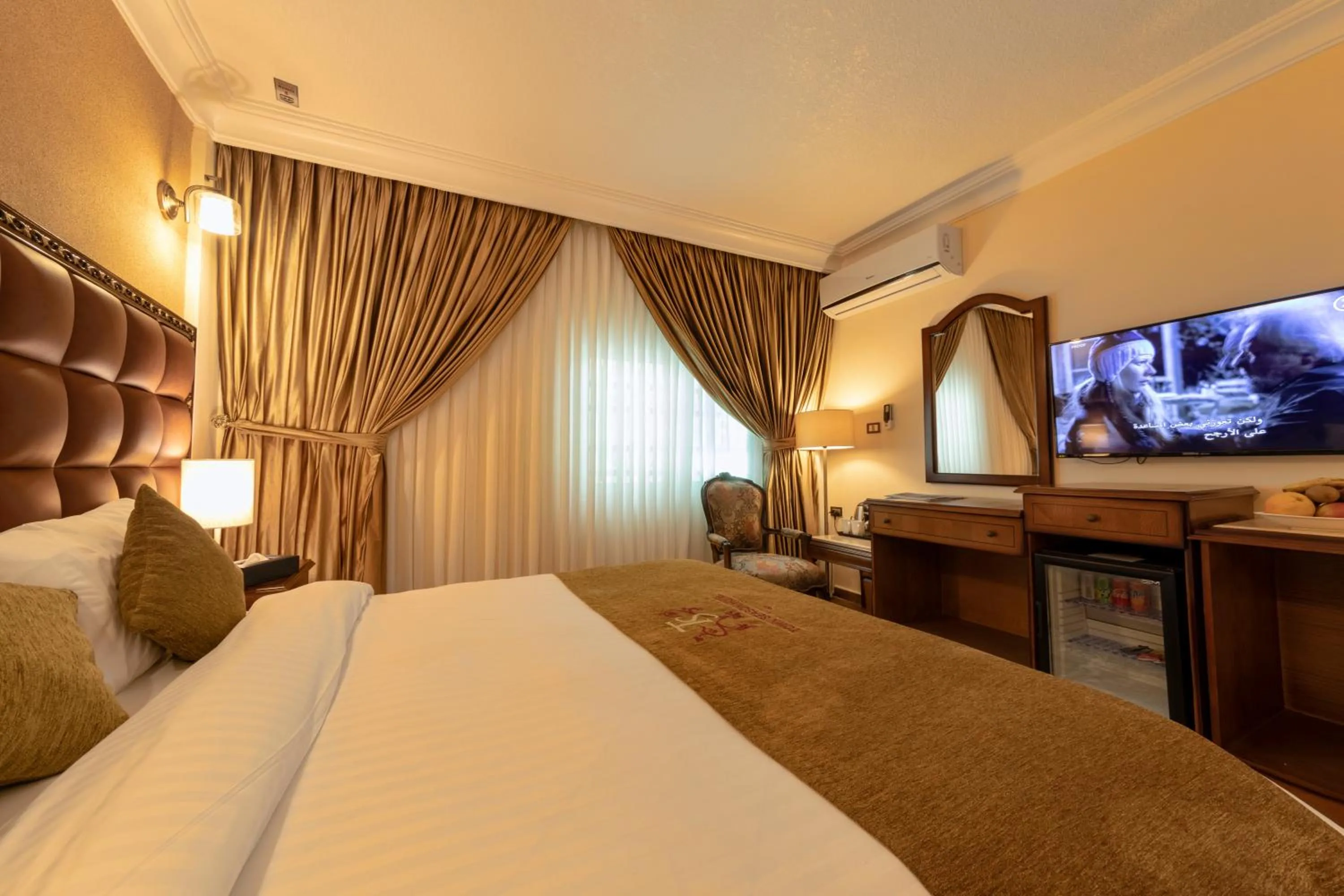 Bed in Town Season Hotel